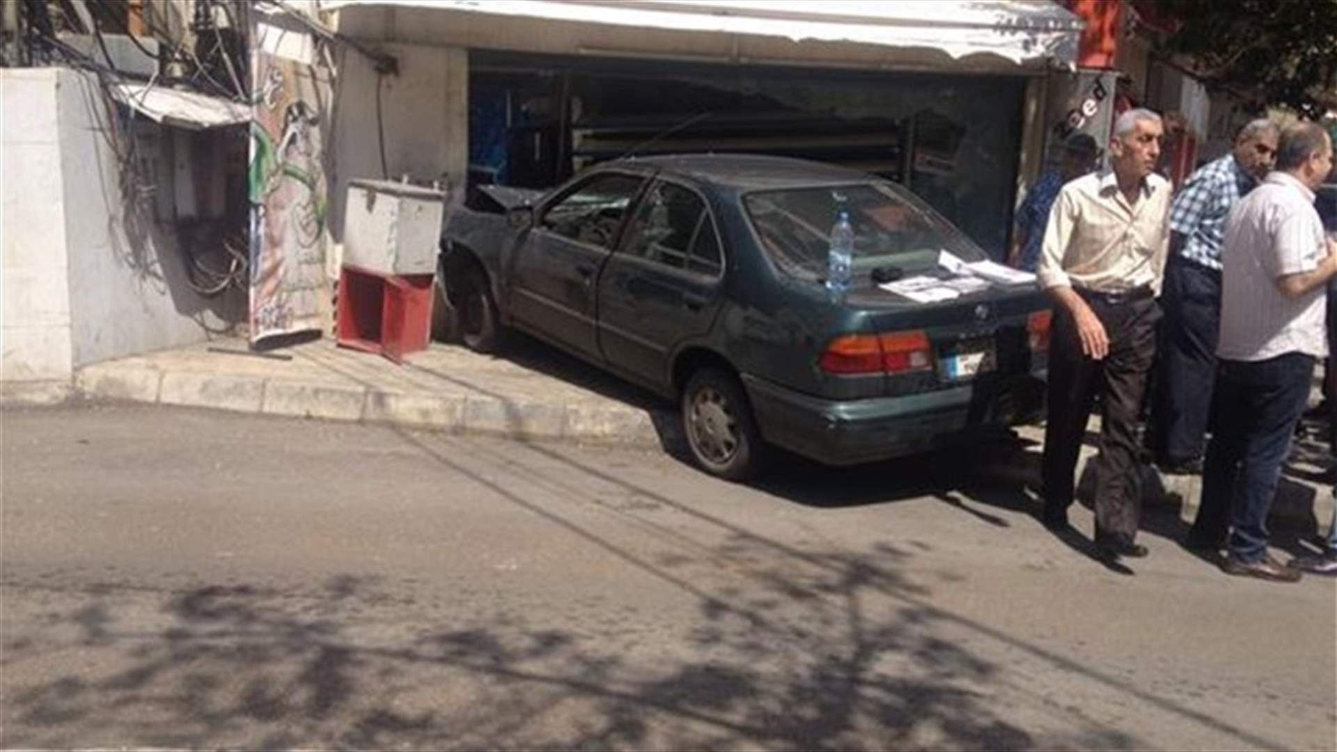 بالصورة: سيارة تقتحم محلا في جونية