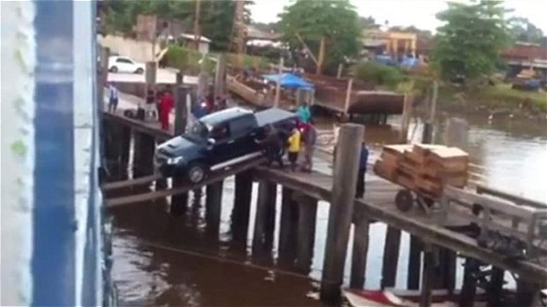 [VIDEO] Cargo Crew’s Suicidal Attempt To Load Truck On To Ship