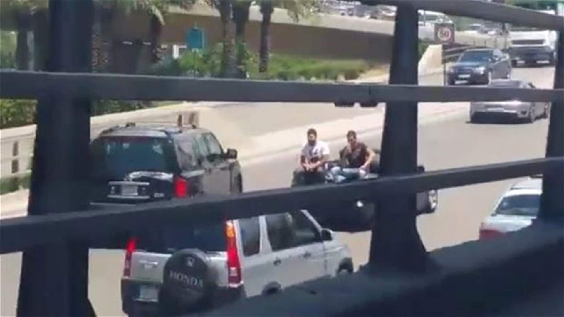 بالفيديو: شابان بسيارةٍ مكشوفة يعرقلان حركة المرور في الحمرا