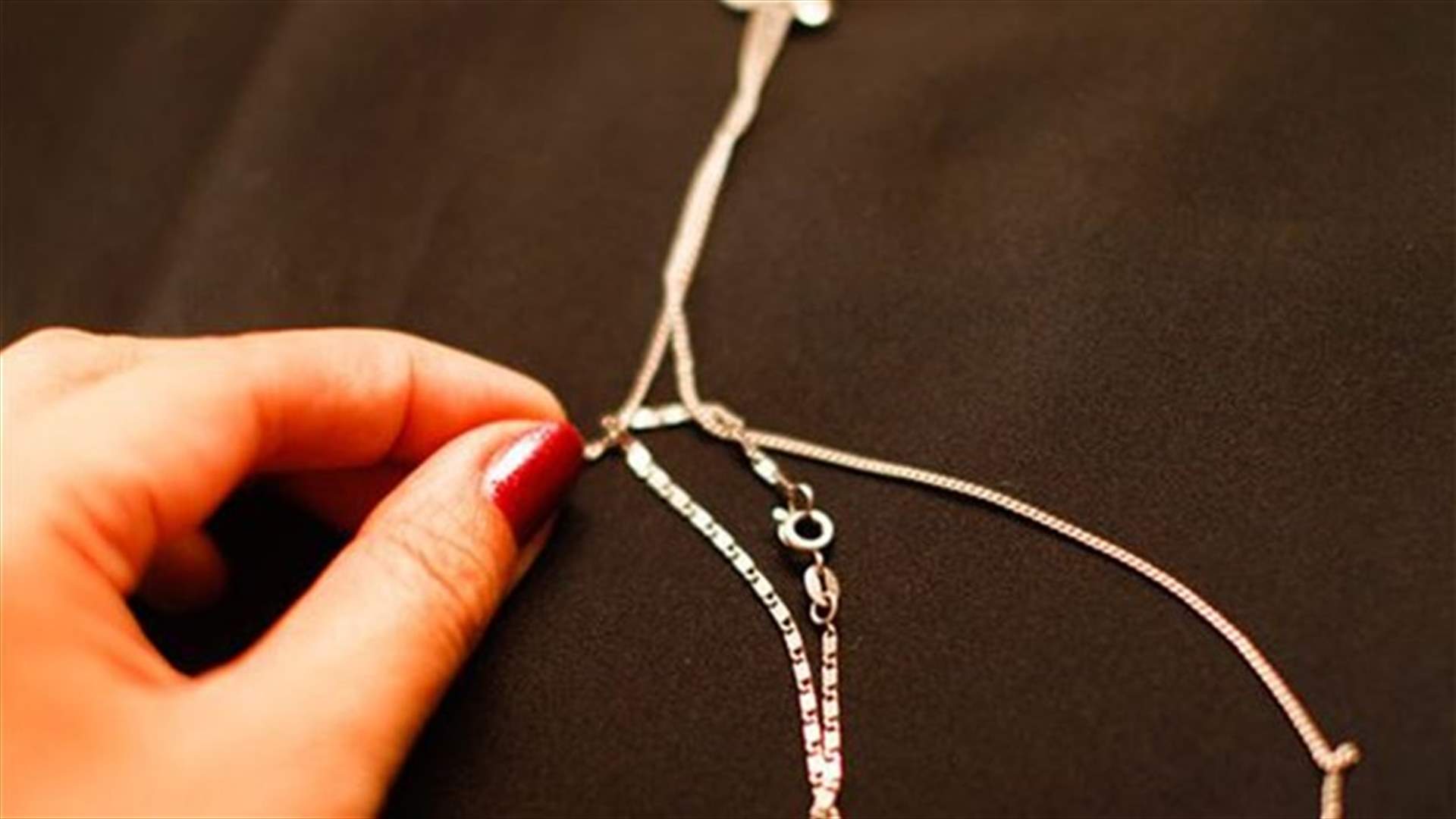 [VIDEO] The Easiest Way To Untangle Your Jewelry 