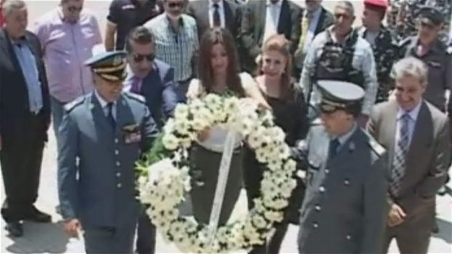 ملكة جمال لبنان ترعى حفلا لأطفال شهداء الجيش