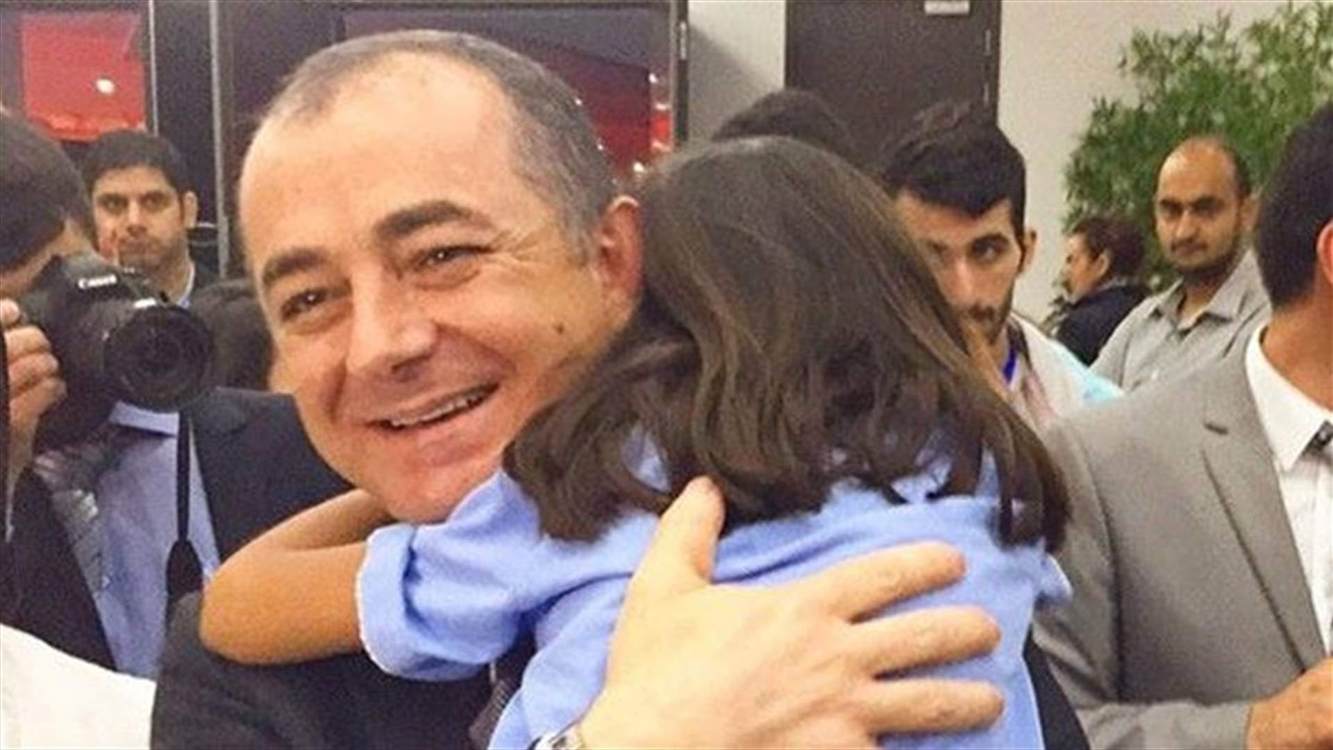 ما قصة الفتاة التي تحضن بو صعب؟