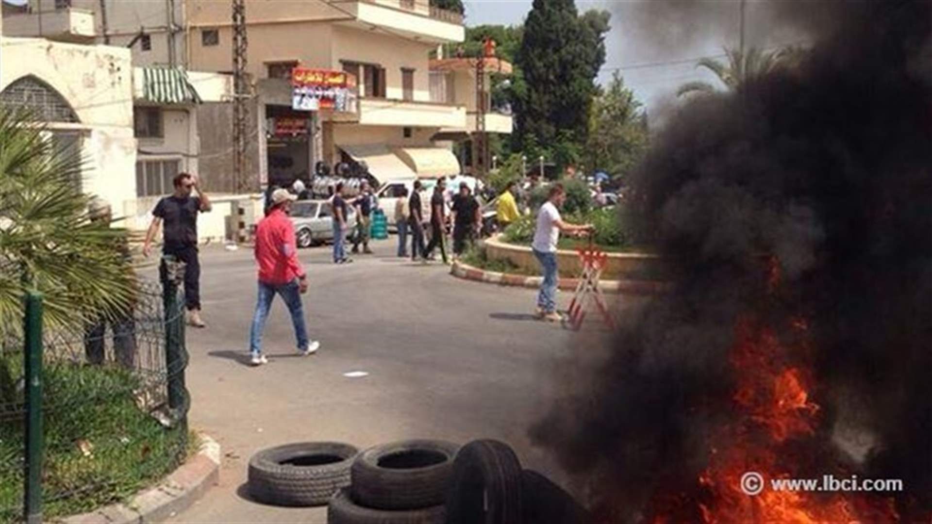 Protesters gather in Haret Saida over salary delays