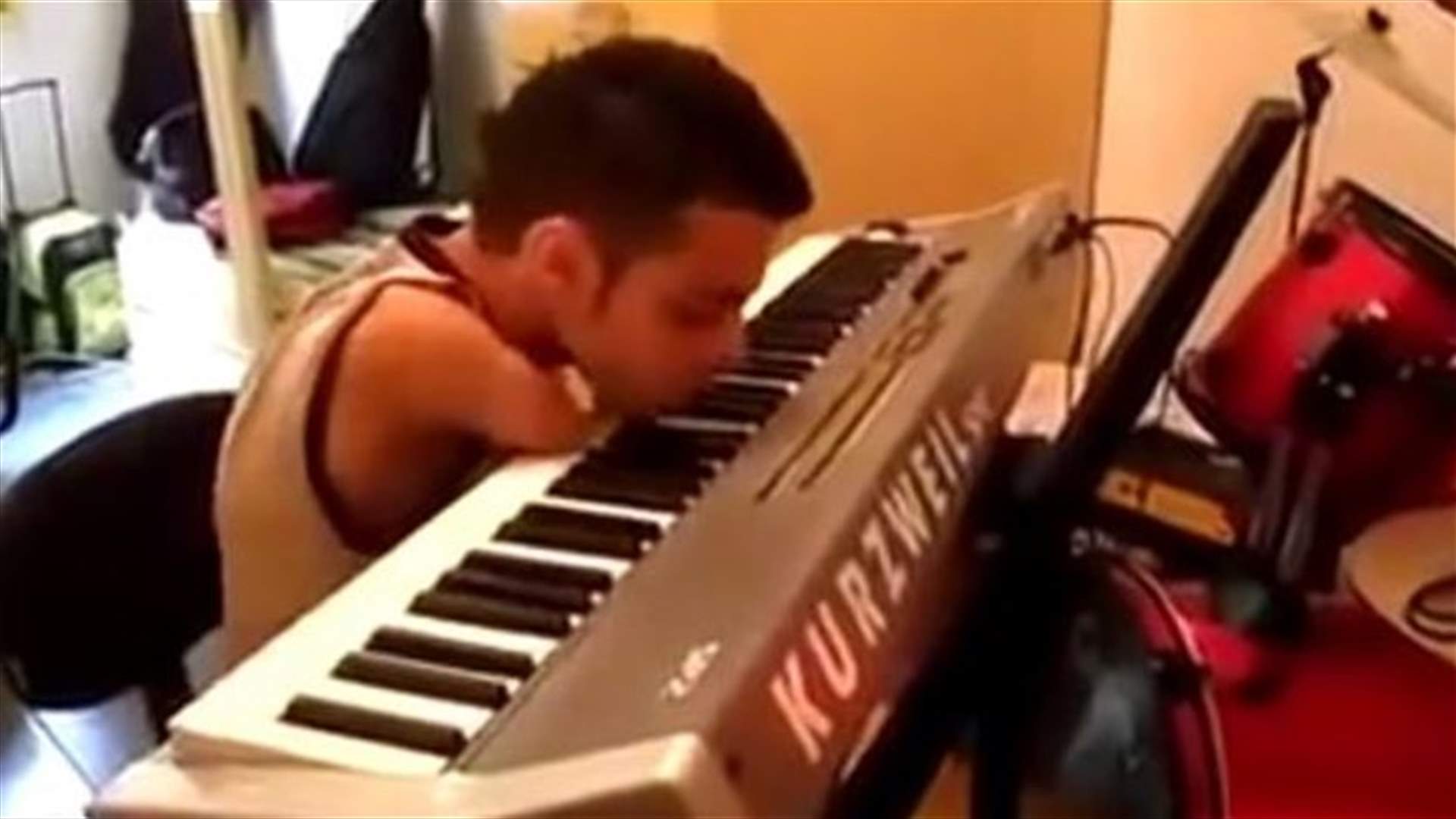 بالفيديو: احترف العزف على البيانو بعدما فقد يديه