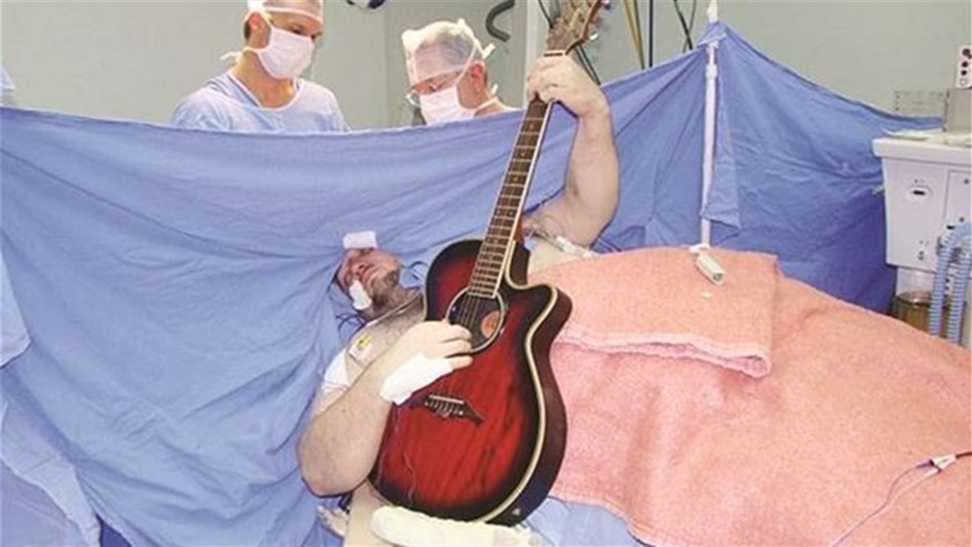بالفيديو: عَزف للـBeatles... أثناء إزالة ورم في المخ!