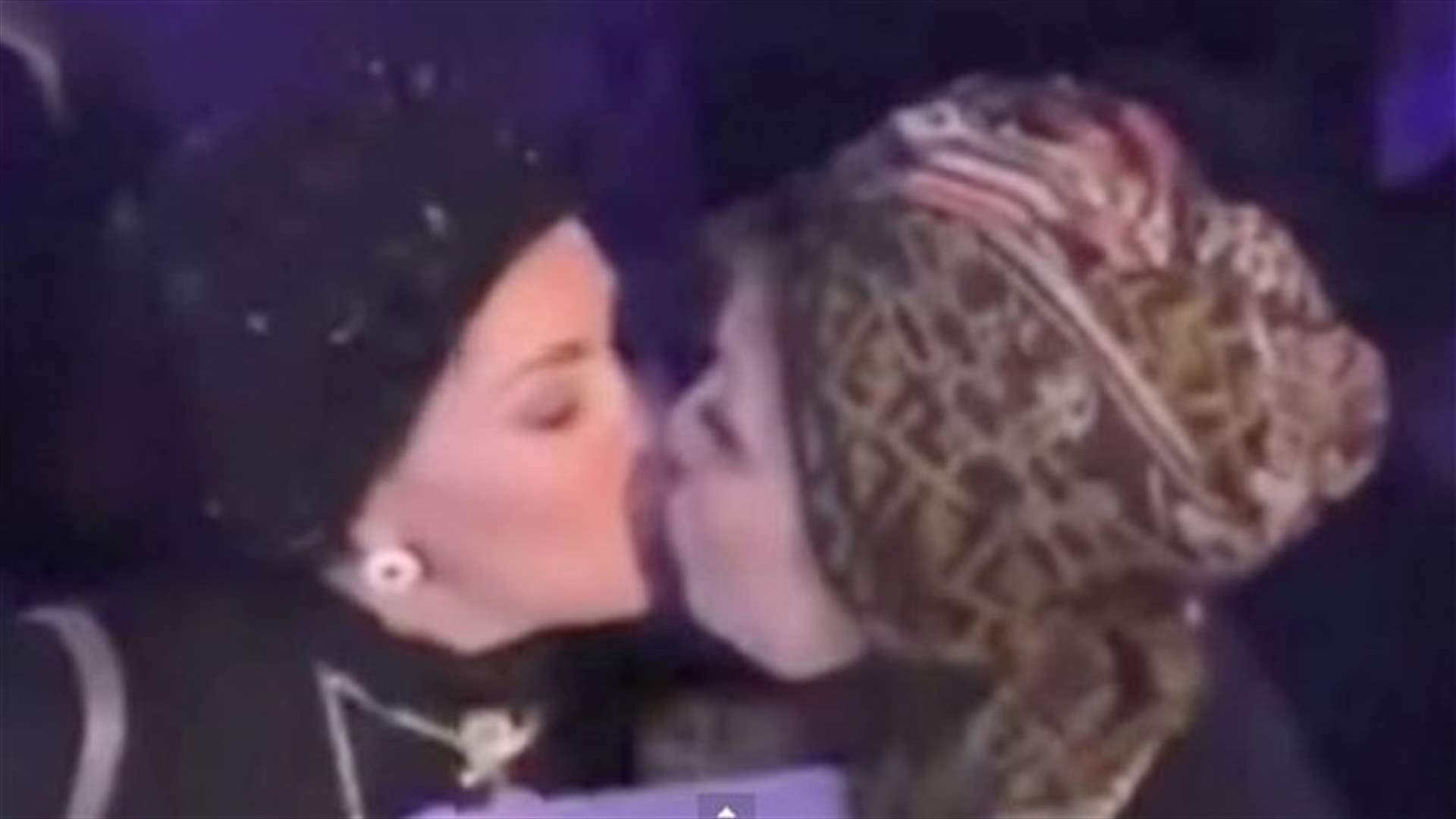 بالفيديو: قبلة بين فنانتين مصريتين