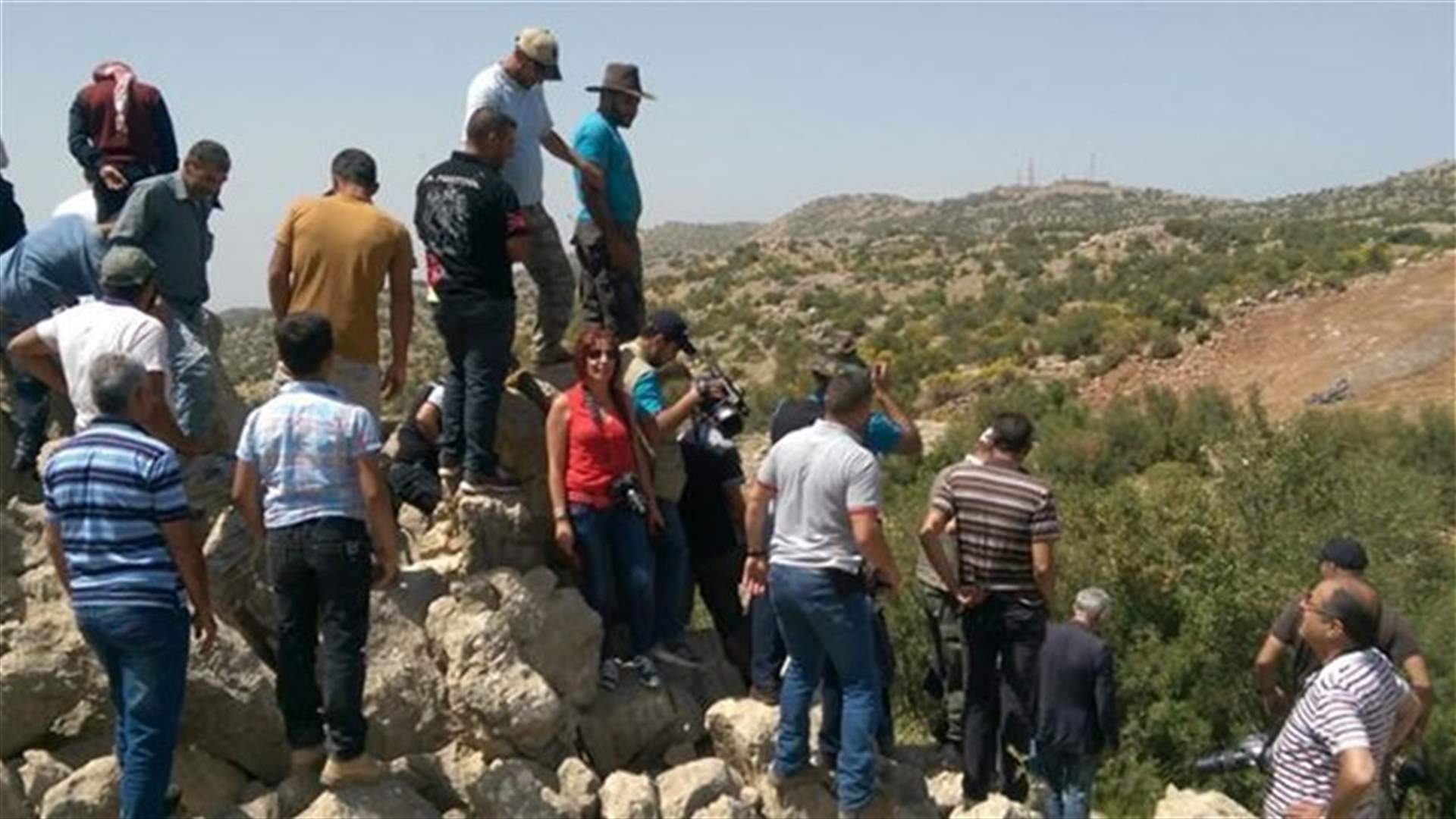 إسرائيل تزيل العلم اللبناني عن السياج الحدودي الشائك 