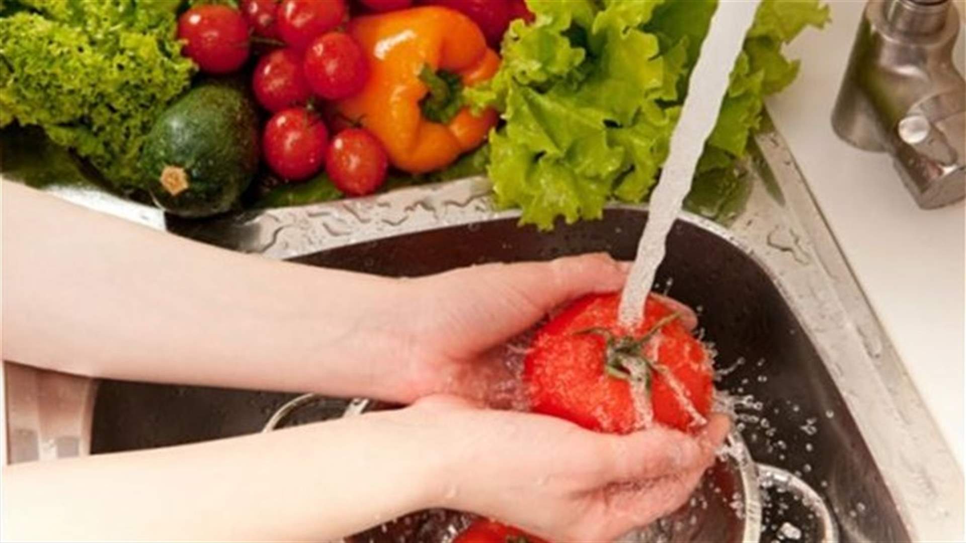 طريقة سهلة لازلة المبيدات المضرّة من الفاكهة
