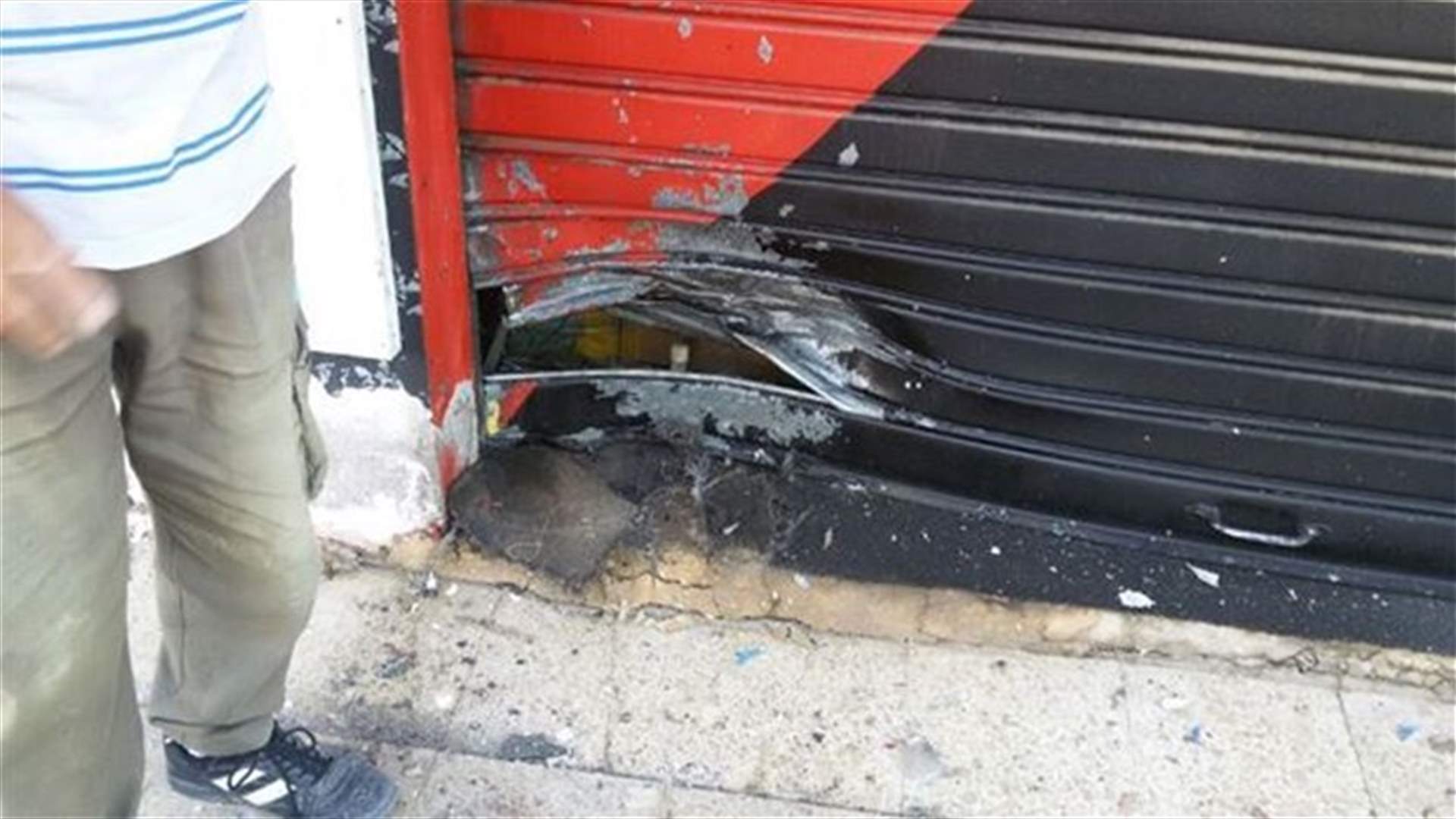 مواد متفجرة أمام محل في النبطية