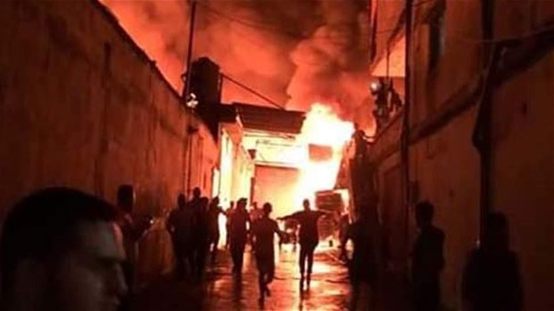 السيطرة على حريق كبير بمعمل للمفروشات في الاوزاعي