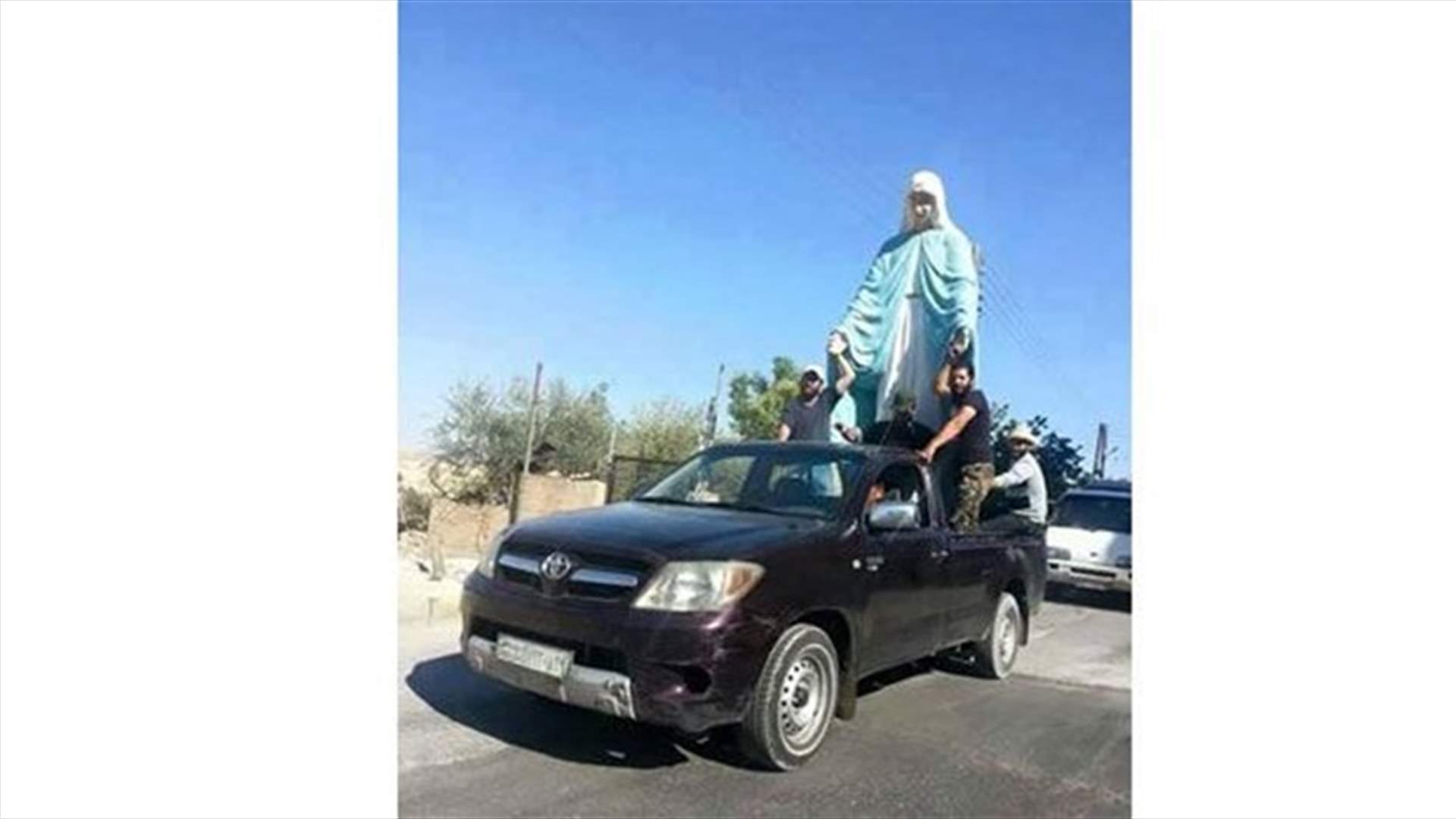 بعدما استولت عليه التنظيمات الارهابية... تمثال العذراء يعود الى معلولا!