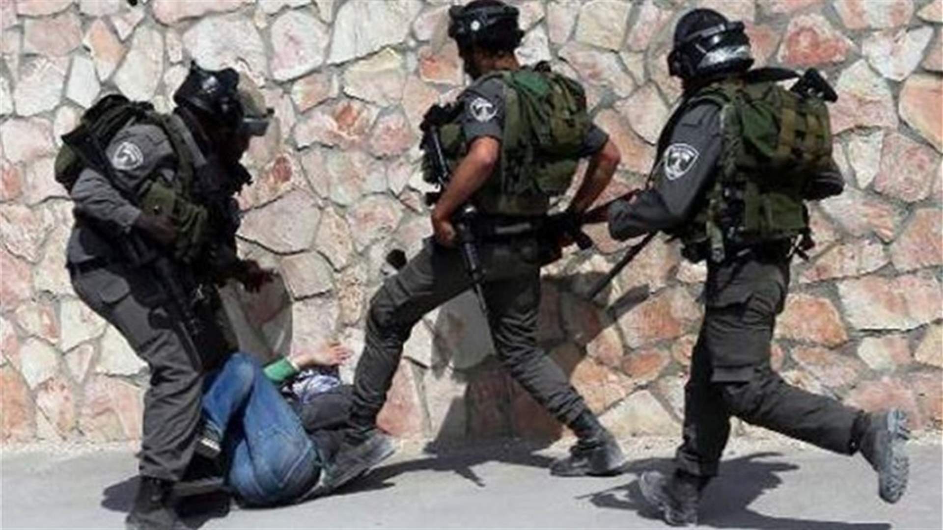 فتح تحقيق بشان جنود اسرائيليين صوروا وهم يضربون فلسطينيا
