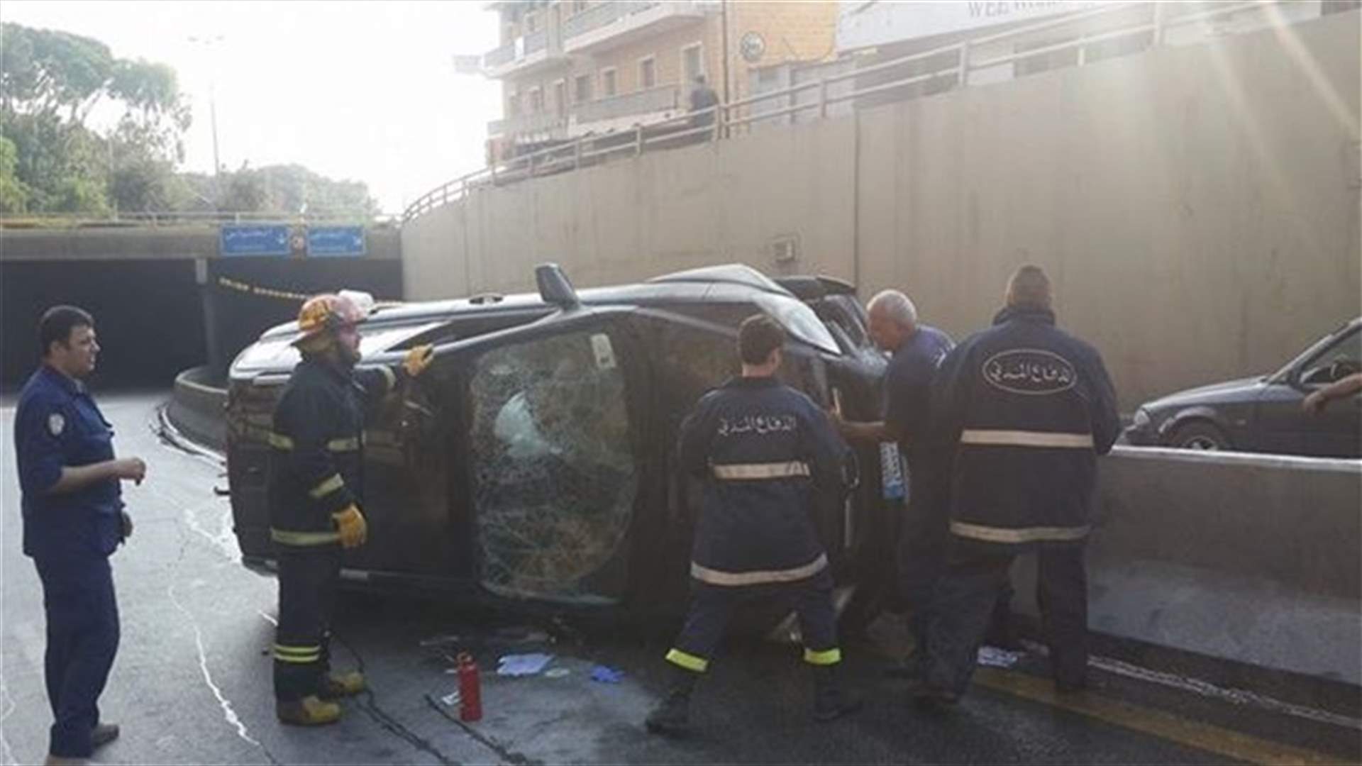 بالصور...انقلاب سيارة واندلاع النيران فيها على جسر الرابية