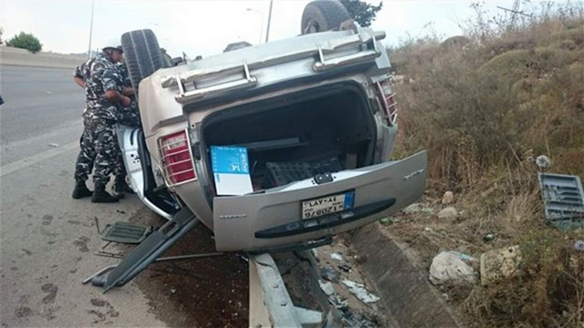 بالصور...جريح بانقلاب سيارة على أوتوستراد الجية