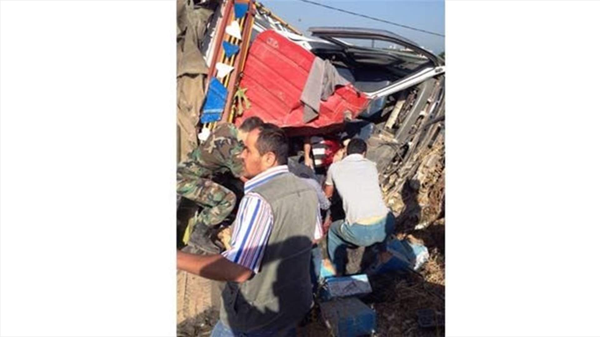بالصور...ثلاثة قتلى في انقلاب شاحنة على أوتوستراد العبدة