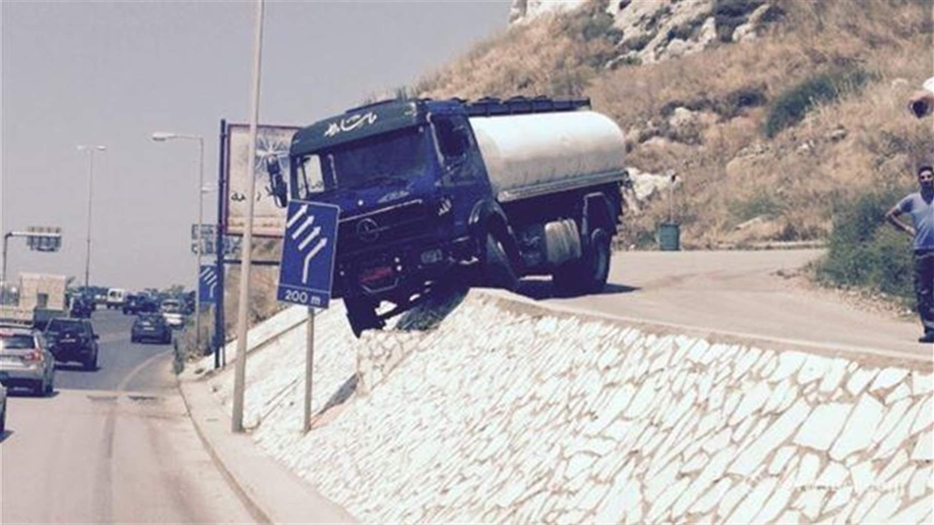 بالصور... إنحراف شاحنة على طريق ضبيه 
