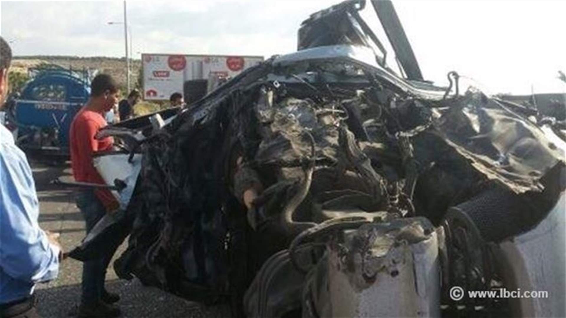 بالصورة...جرحى اثر انقلاب حافلة للركاب على اوتوستراد أنفة