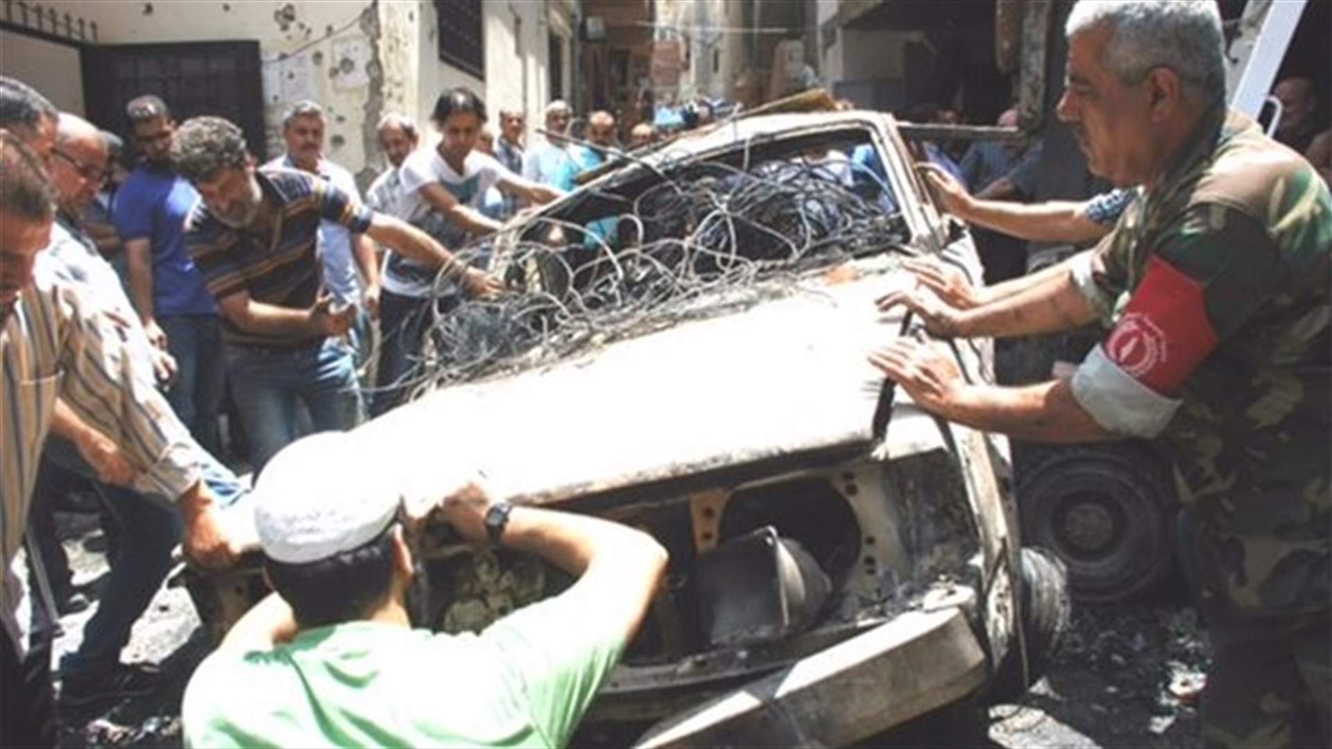 ازالة اثار الاشتباك في حي طيطبا داخل عين الحلوة