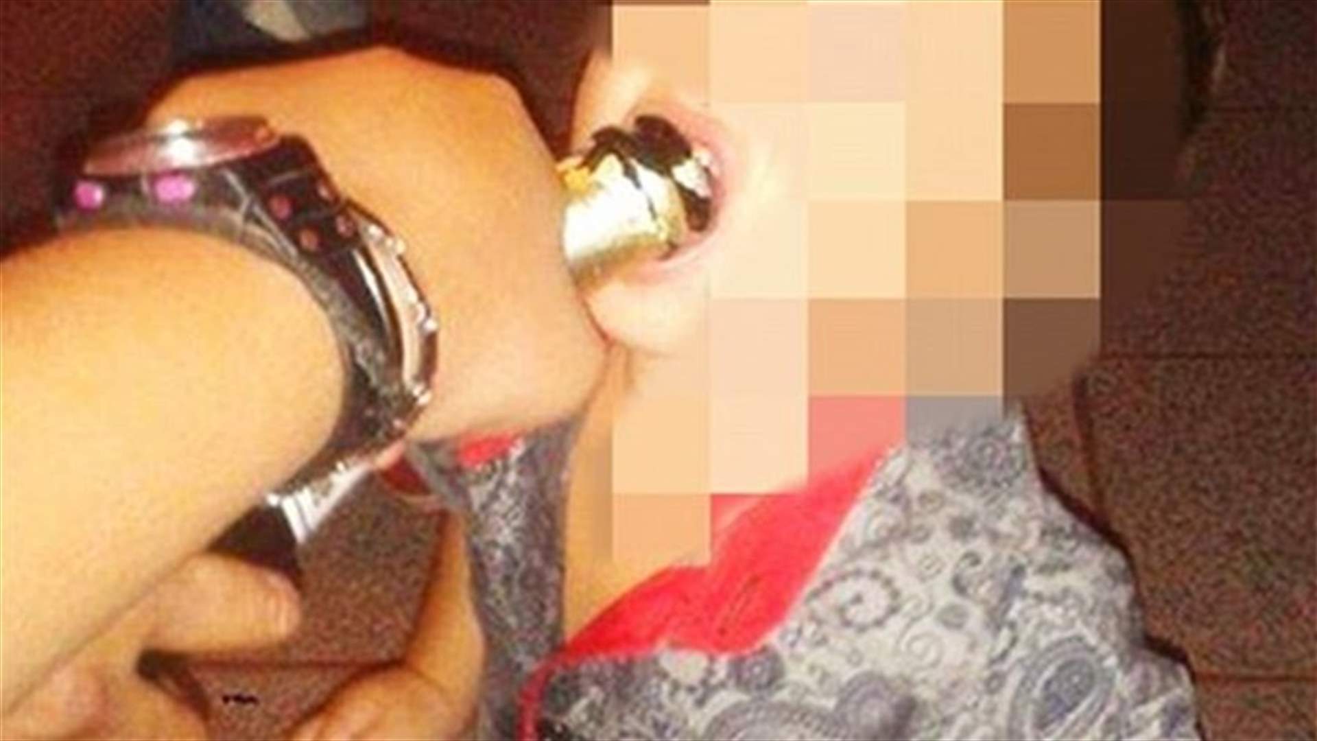 بالصور: أرغمت طفلها على تدخين السجائر وشرب الكحول!