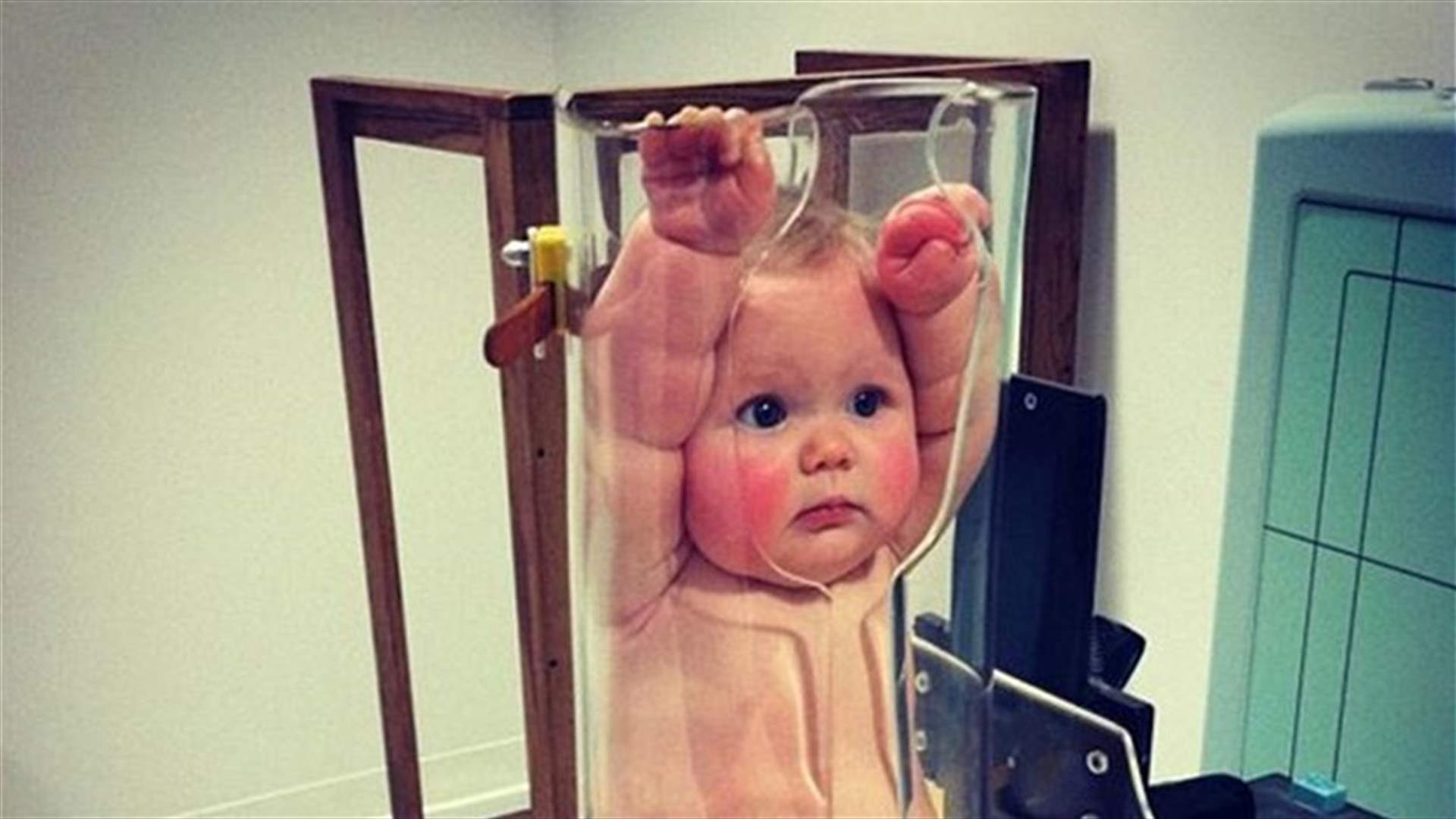 صورة طفل في أنبوب تجتاح مواقع التواصل الإجتماعي