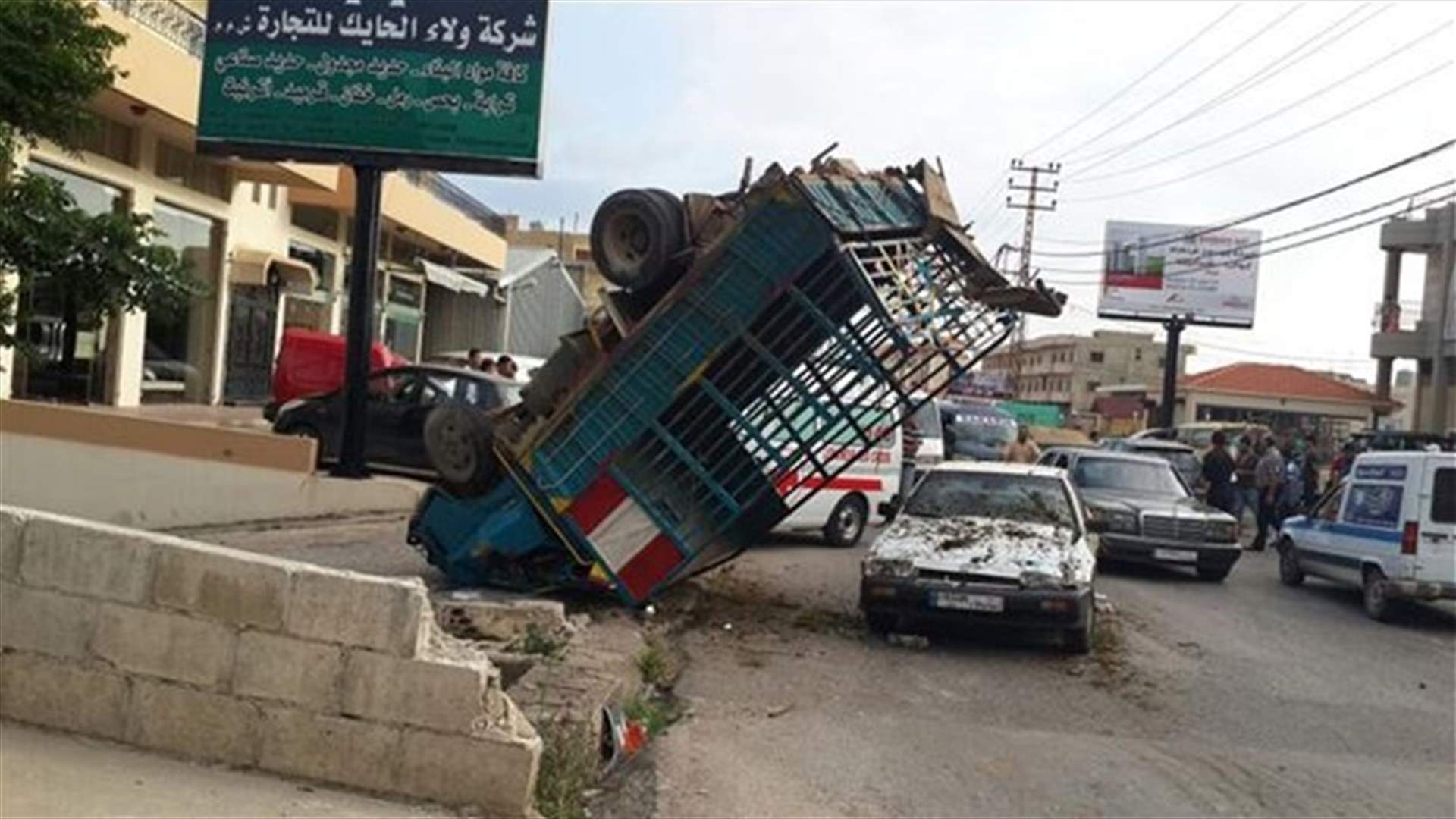 جرحى في حادث سير بين 6 سيارات في الكويخات