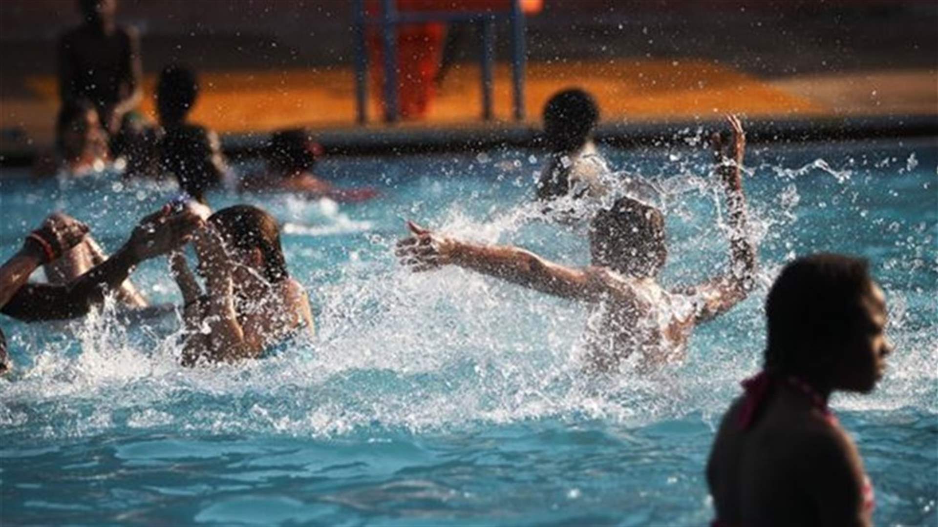 هل "البول"  هو سبب احمرار العينين في حوض السباحة؟