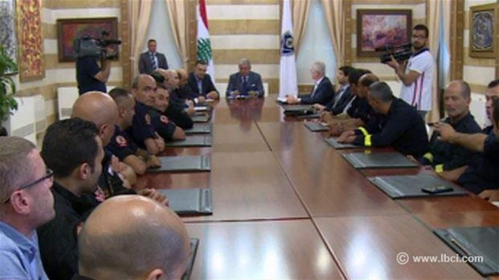 المشنوق ناقش مع المتطوعين في الدفاع المدني موضوع تثبيتهم