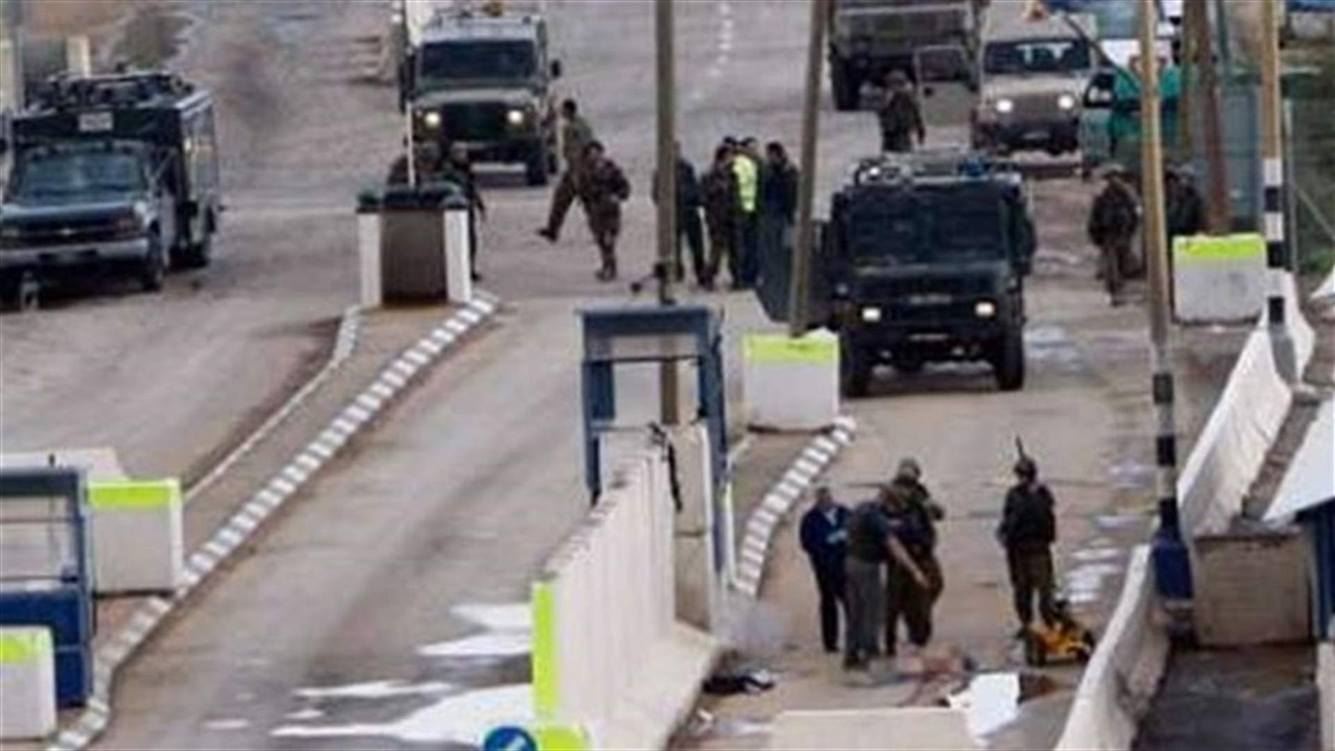 اصابة فلسطيني اطلق النار على جنود اسرائيليين  