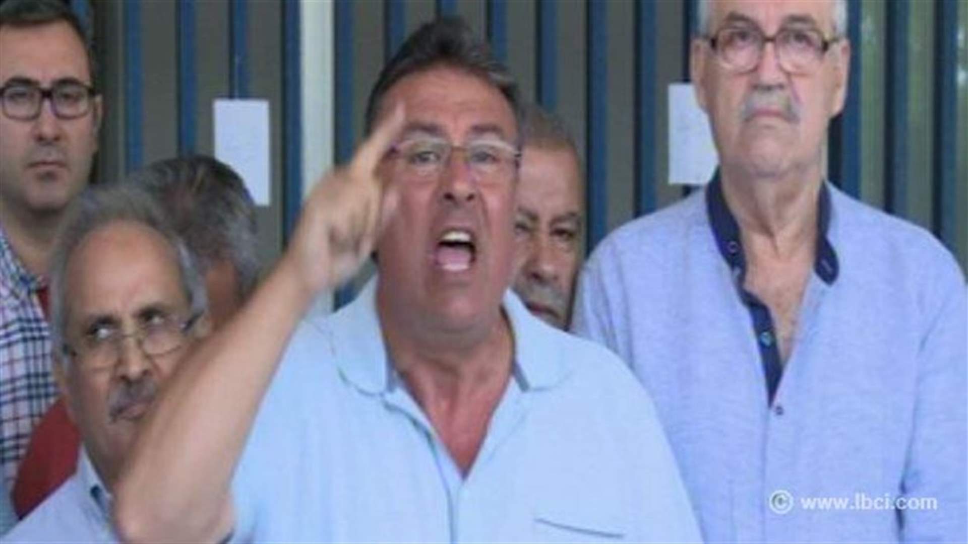 الشارع أمامنا والسلسلة قدامكن