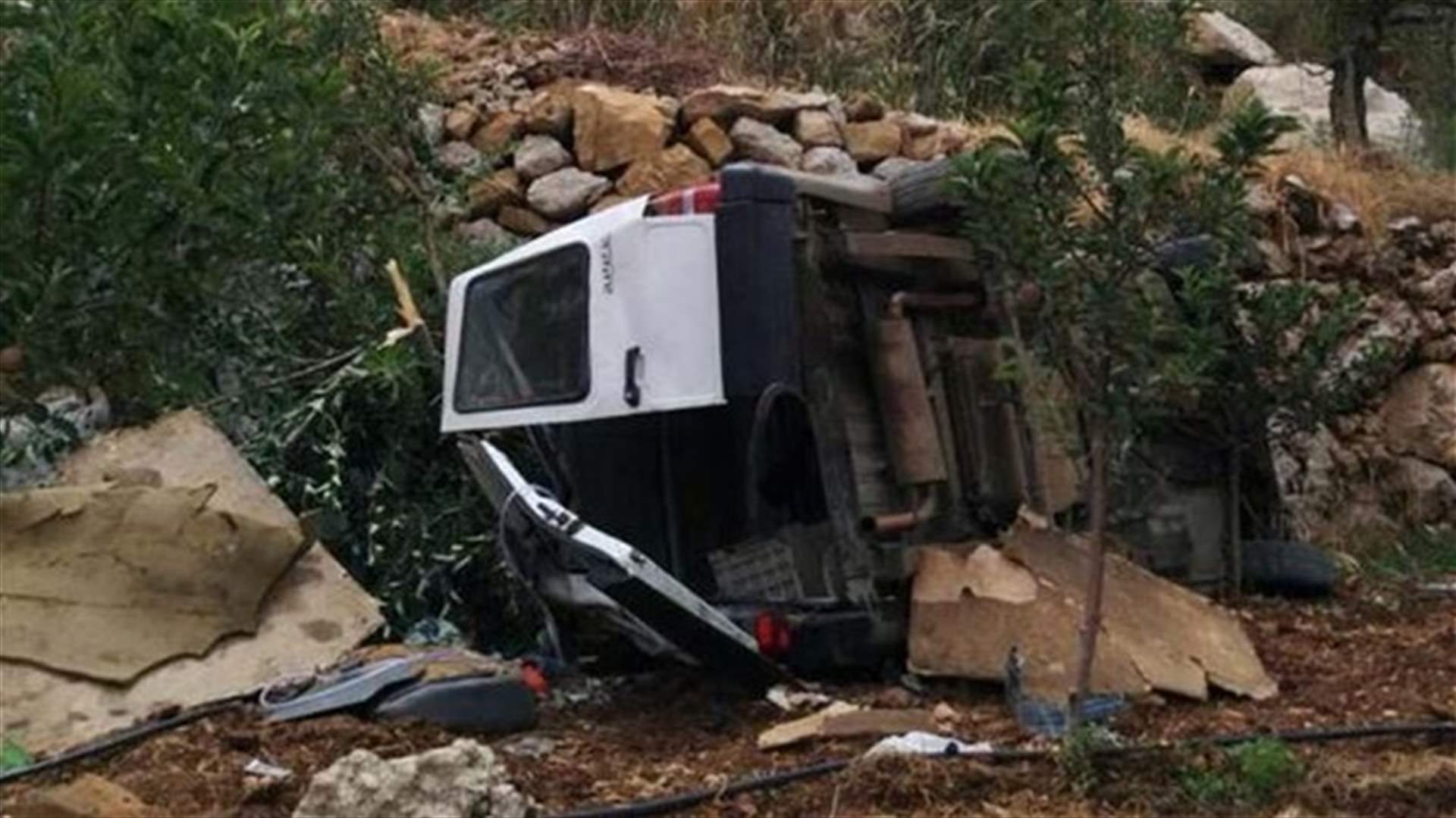 بالصور...تدهور فان في حراجل