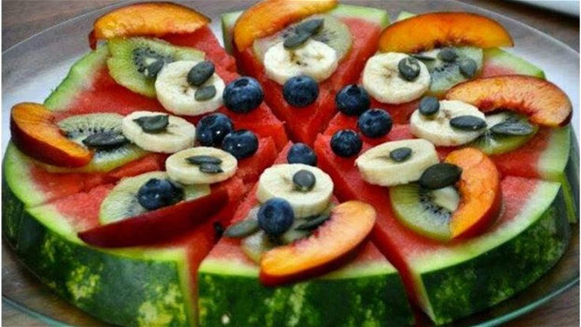 بالصور - طريقتان مميزتان لتناول البطيخ