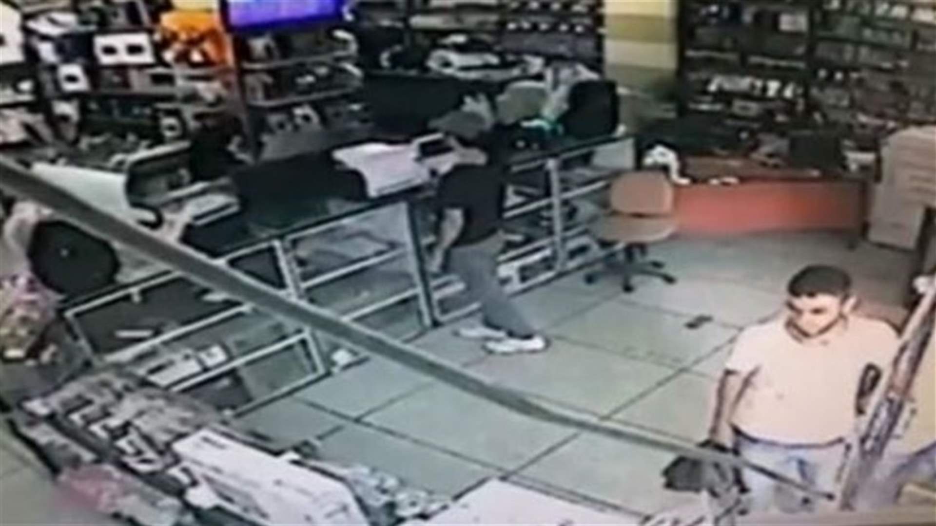 بالفيديو: سرقة مكتبة دار ابي حنيفة في طرابلس 