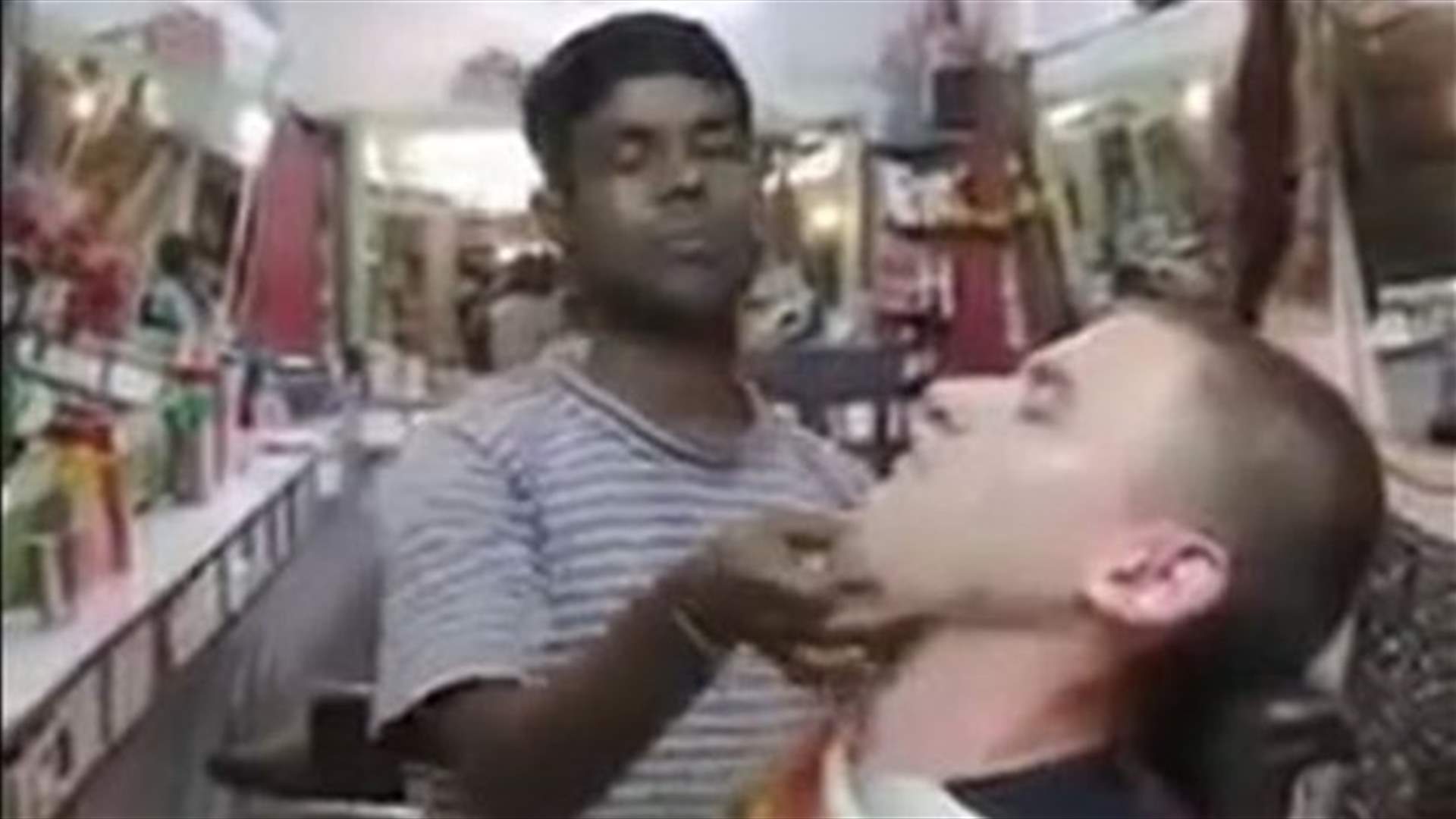 بالفيديو: أيها الرجال اطلبوا الحلاقة.. في الهند!