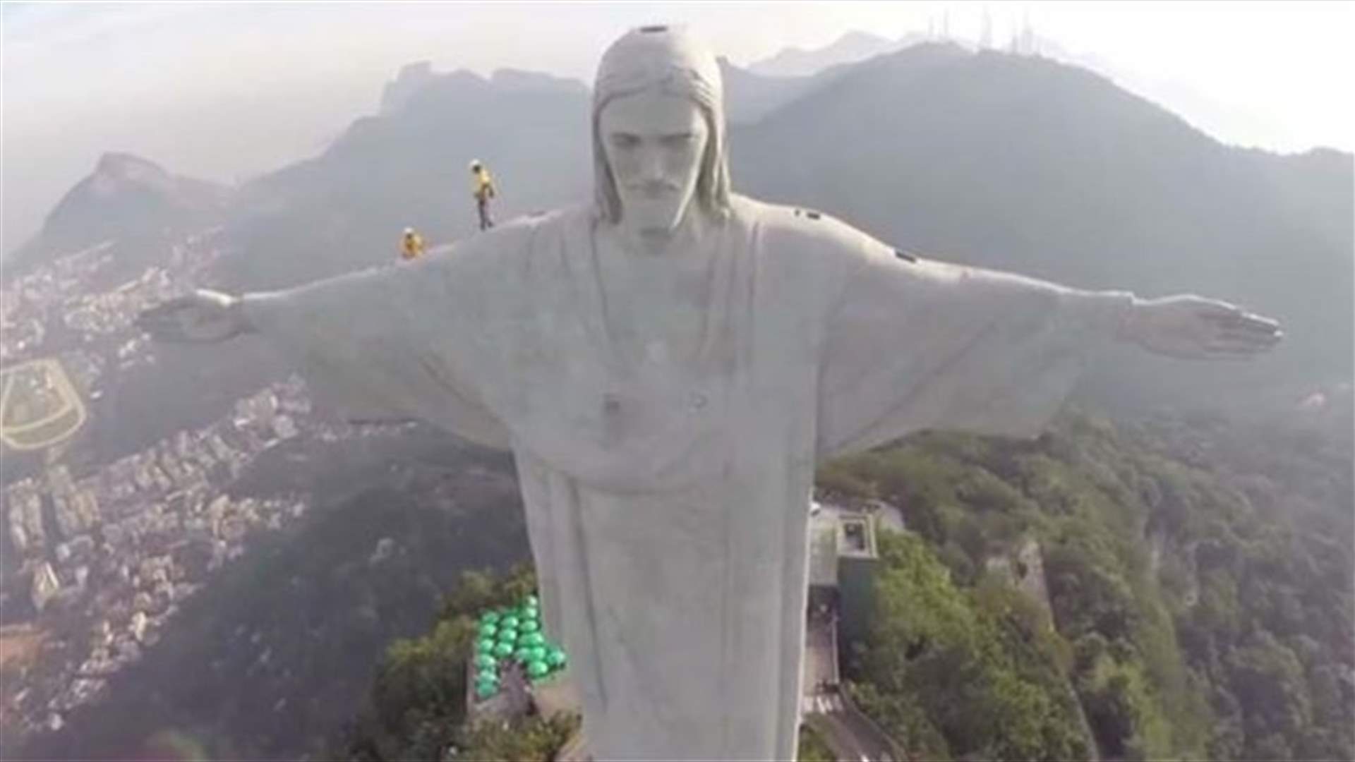 بالفيديو : أب يقبّل ابنه من على تمثال يسوع الفادي في البرازيل!