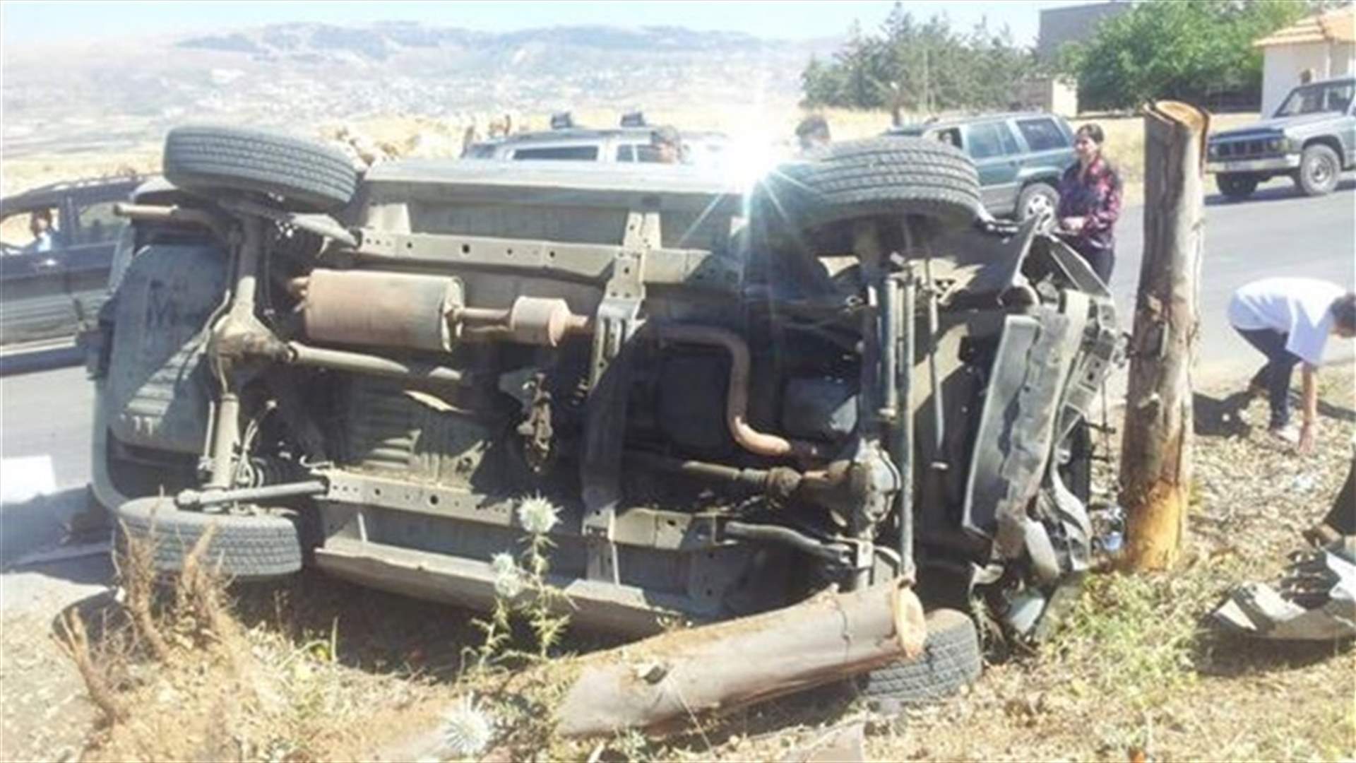 بالصور...انقلاب سيارة على طريق عام خربة قنافار