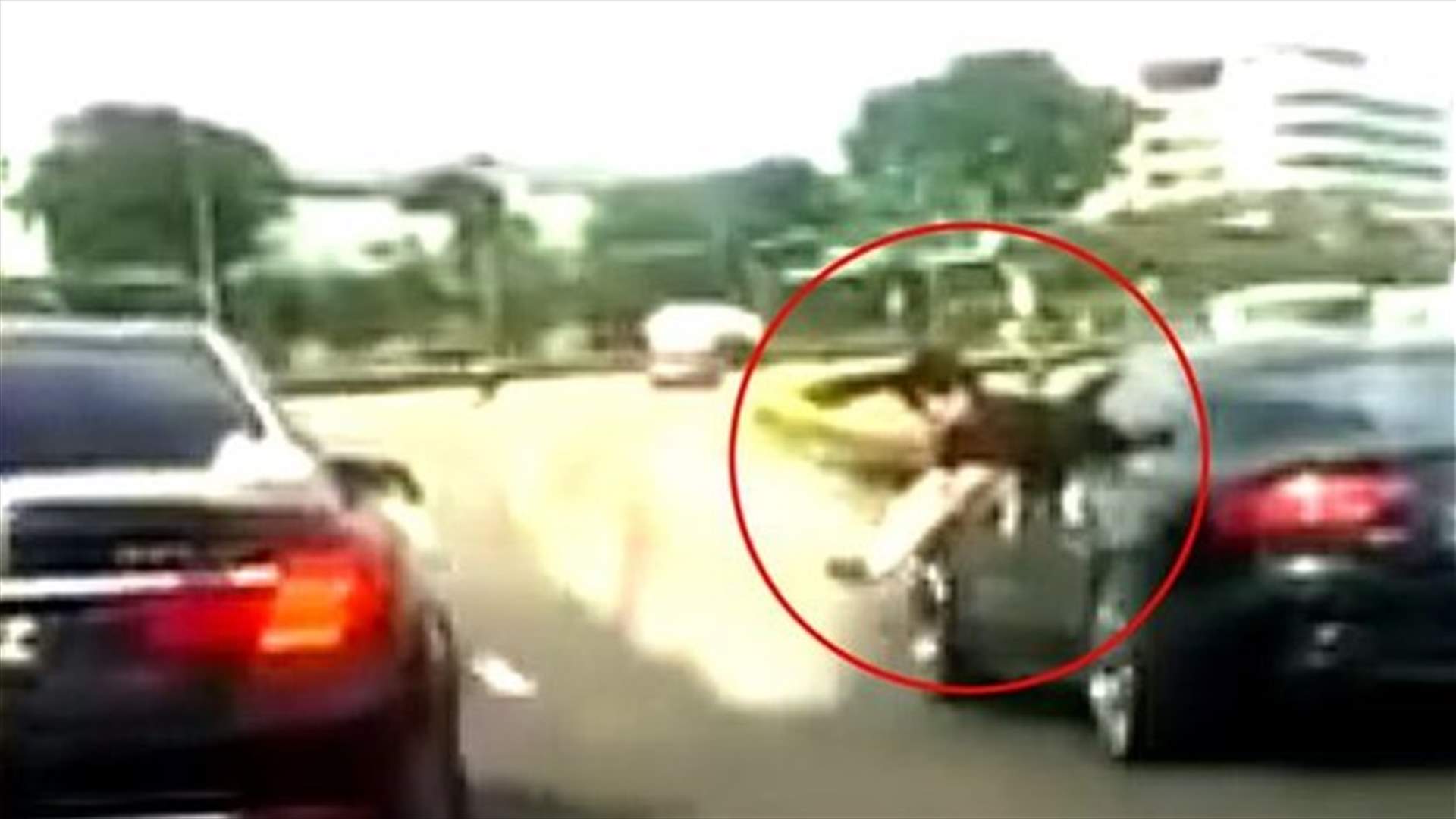 بالفيديو: مصوّر يخاطر بحياته من أجل صورة