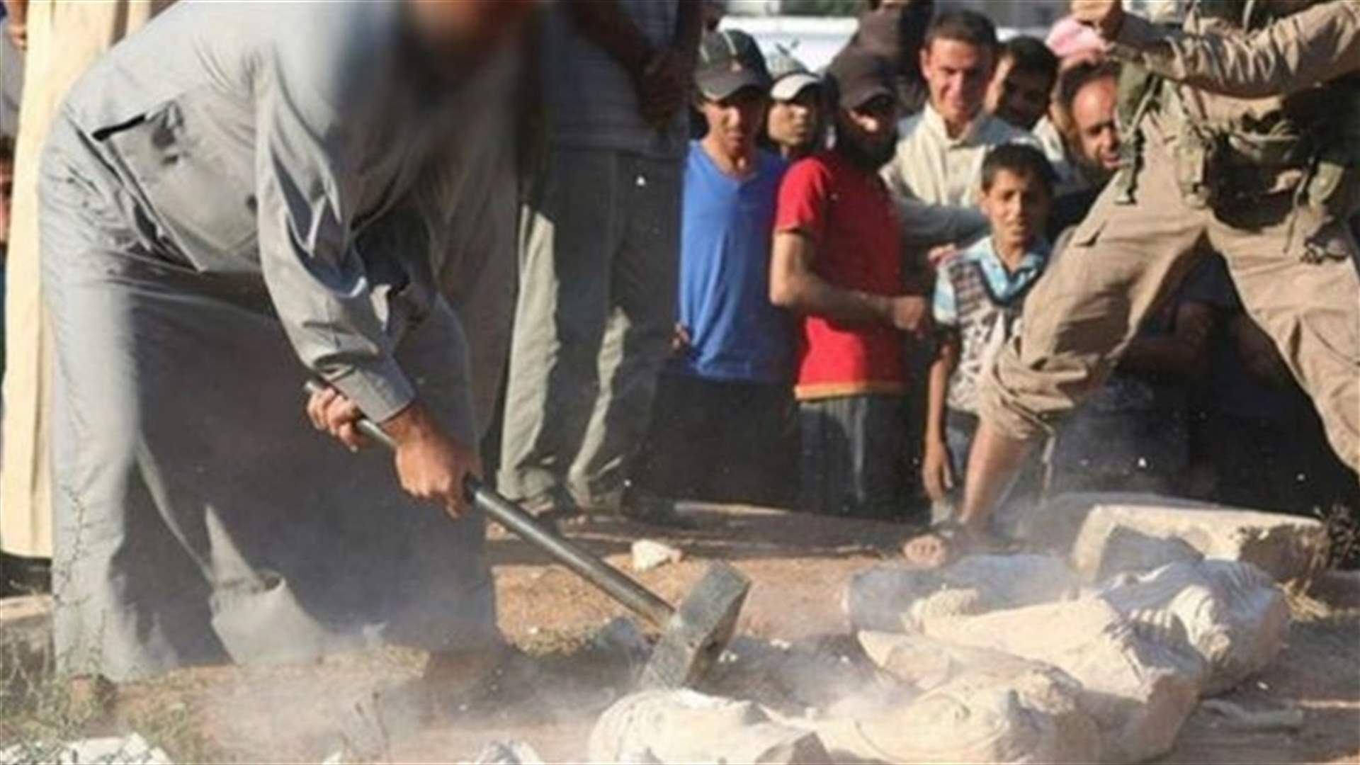 داعش يحطم عددا من تماثيل تدمر