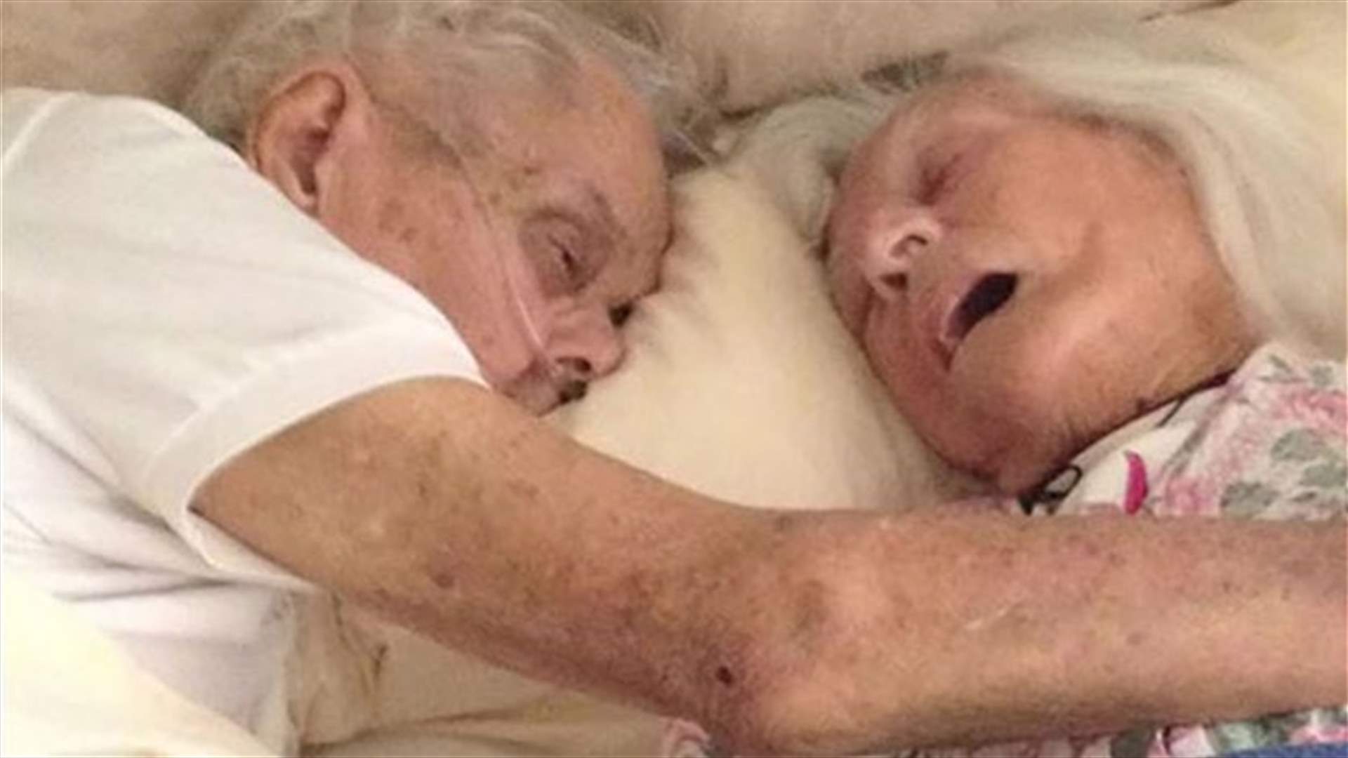 بالصور: توفيا بأحضان بعضهما بعد 75 سنة زواج