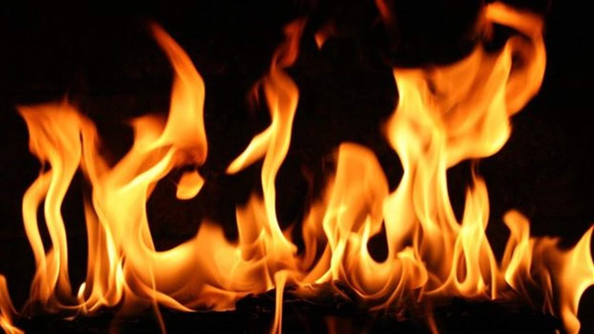 إخماد حريق في محيط أوتوستراد المنصف