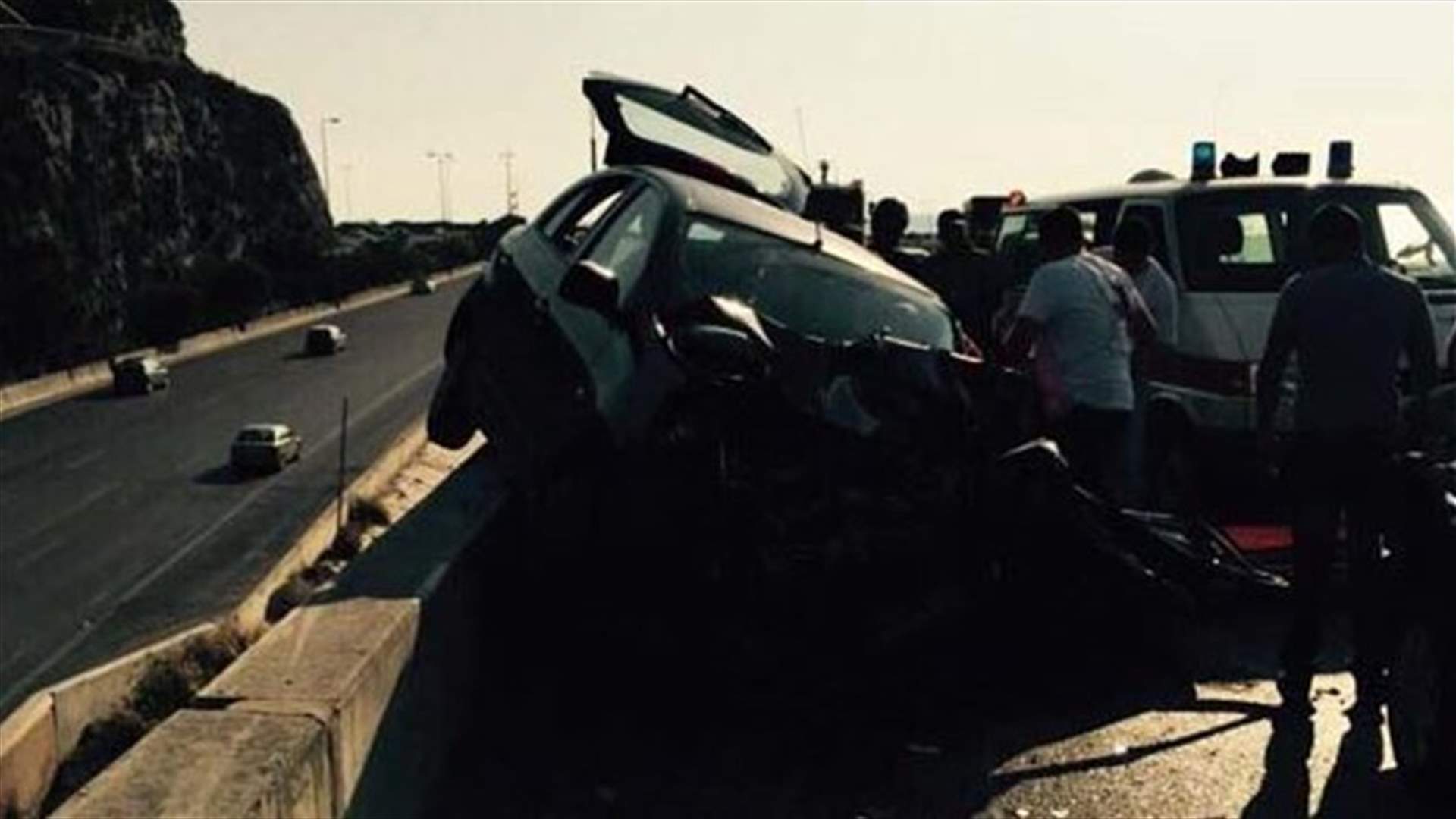 حادث بين 3 سيارات على جسر ذوق مصبح