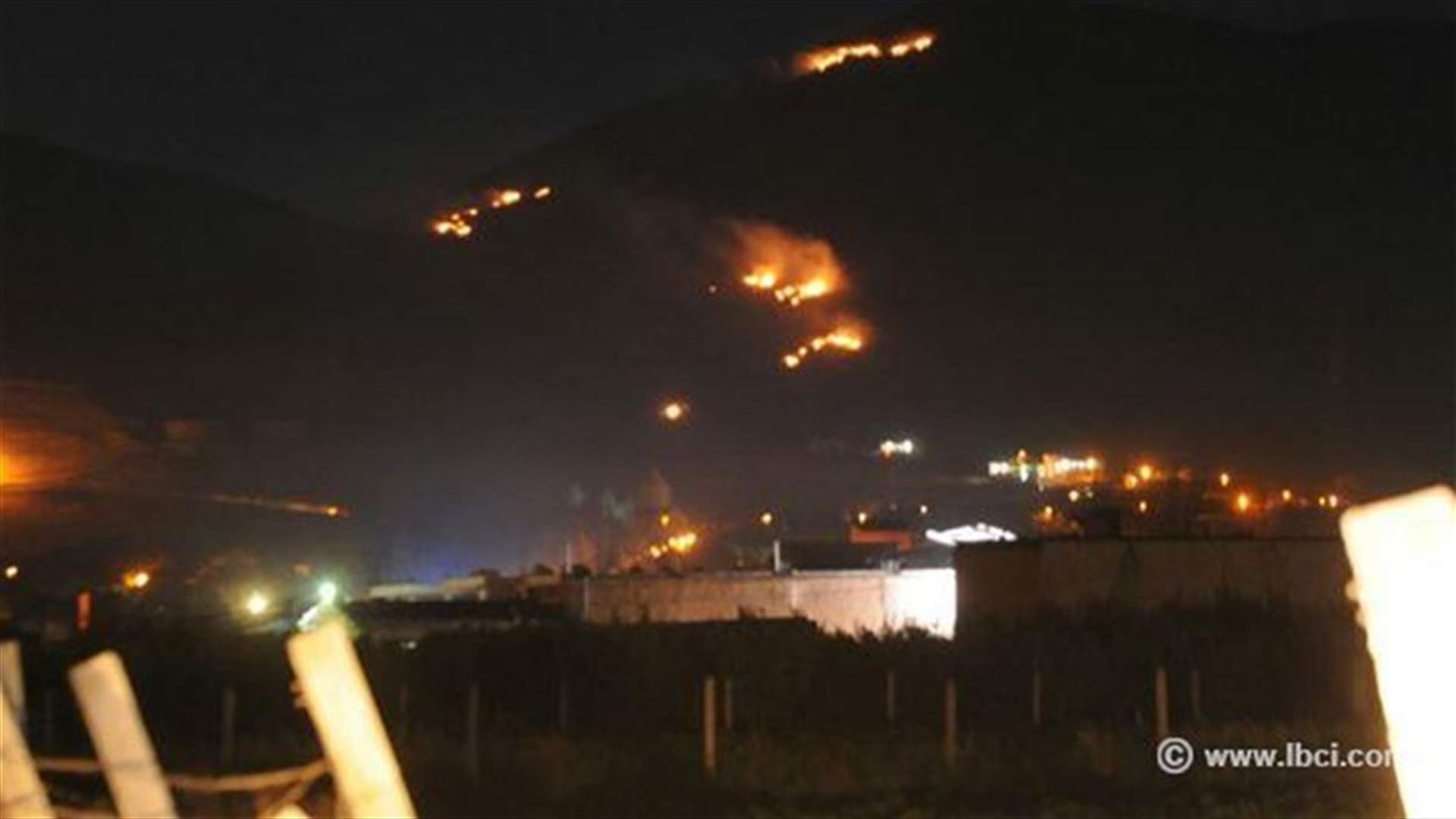 اندلاع النيران في جرود وادي عنجر 