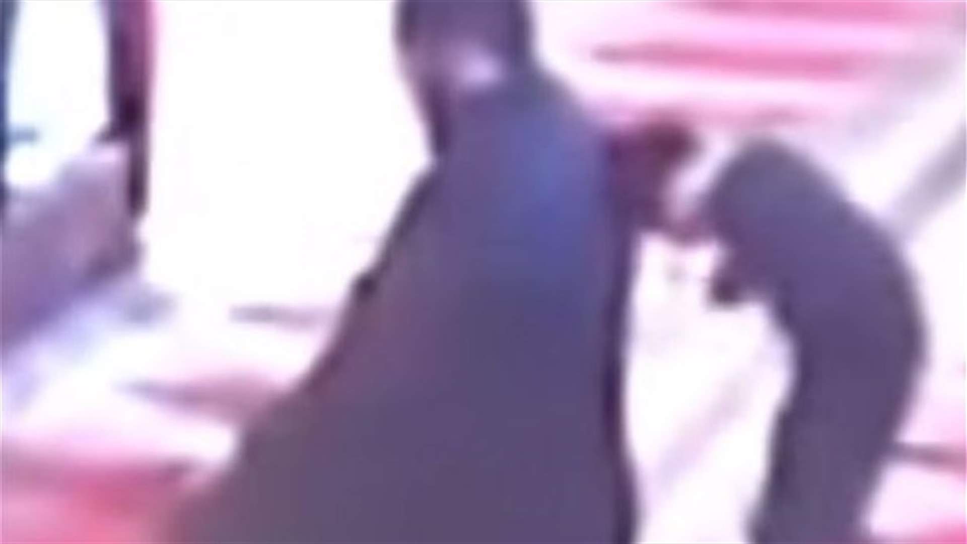بالفيديو: حاول إزعاج والده في المسجد فكانت النتيجة...