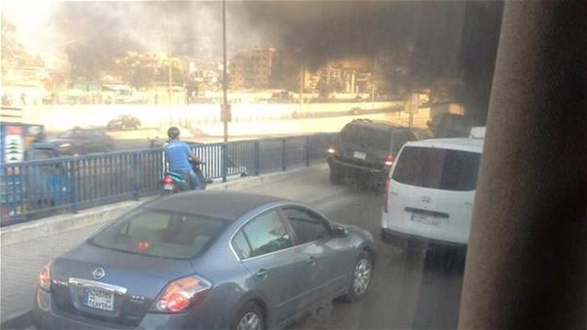 بالصور: فتح اوتوستراد المطار بعد قطعه احتجاجا على انقطاع الكهرباء