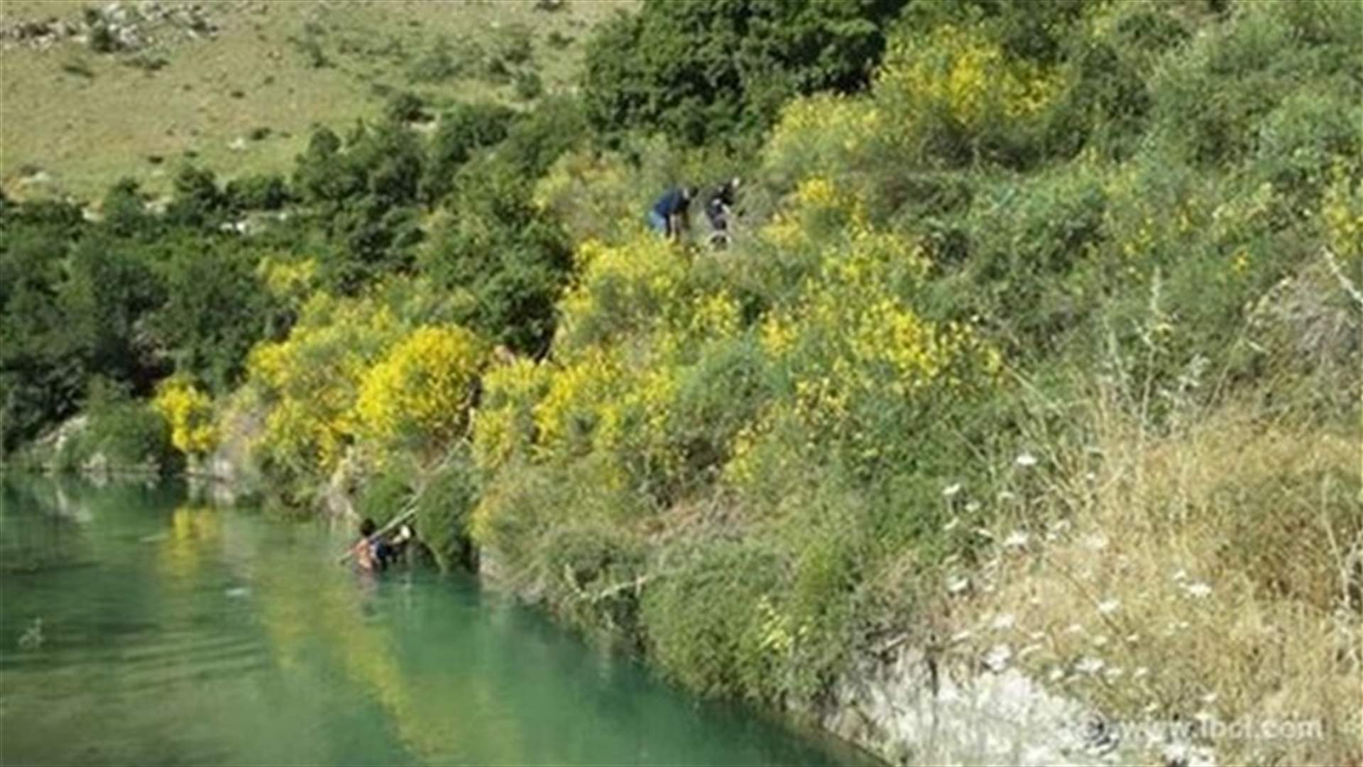 العثور على جثة رضيع بنهر بعدما حاول والده الانتحار