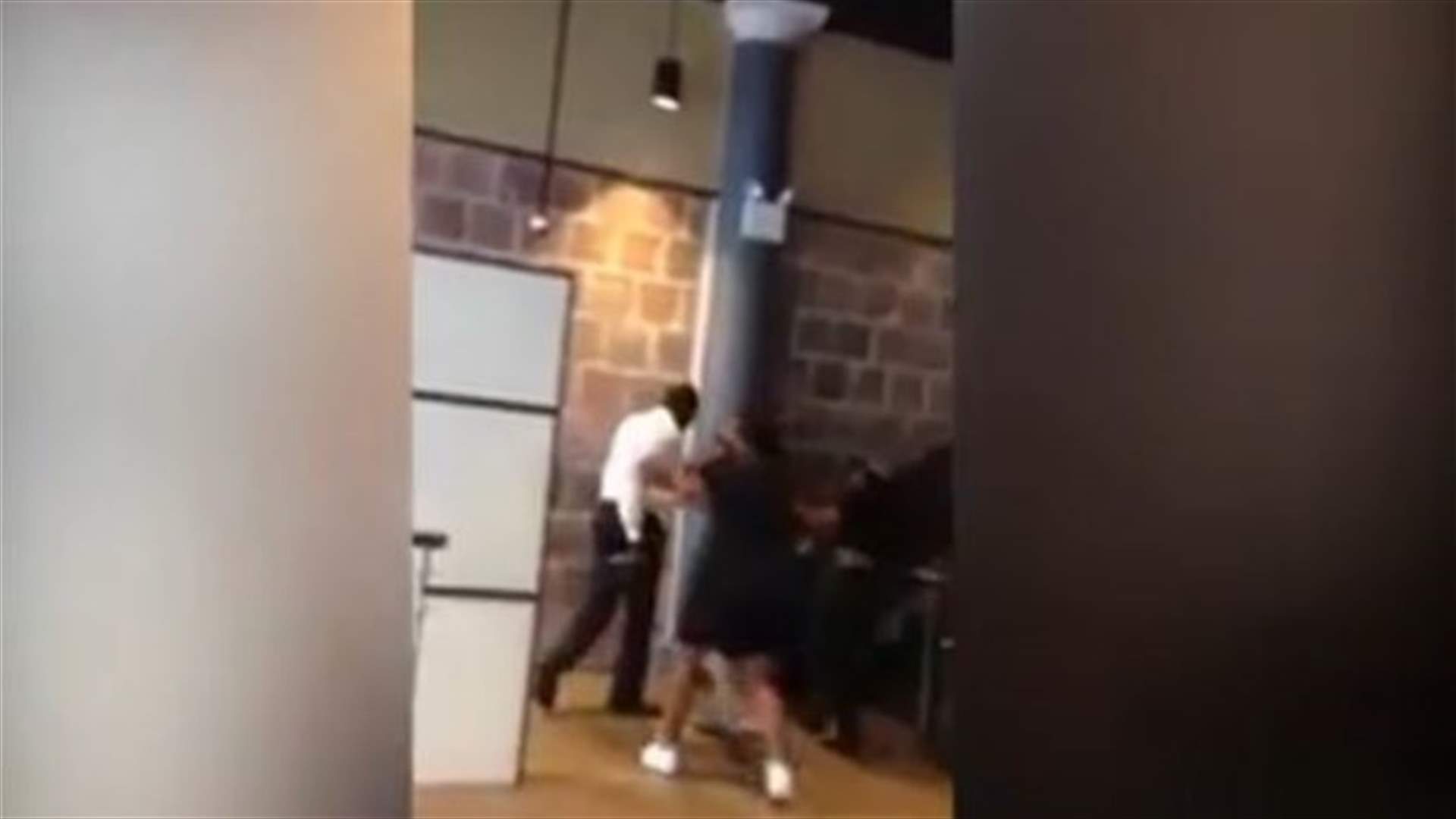 بالفيديو: استقالت من عملها فضربها المدير أمام الجميع!