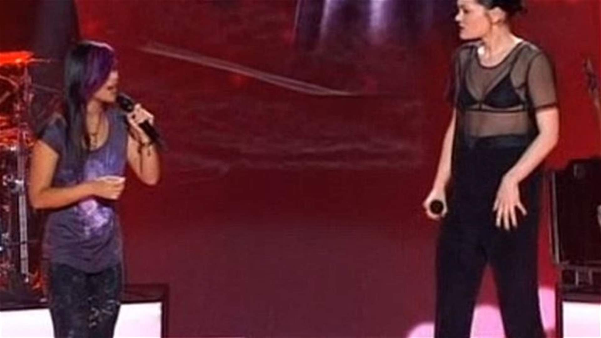 بالفيديو: تركت كرسي التحكيم وشاركت متبارية الغناء