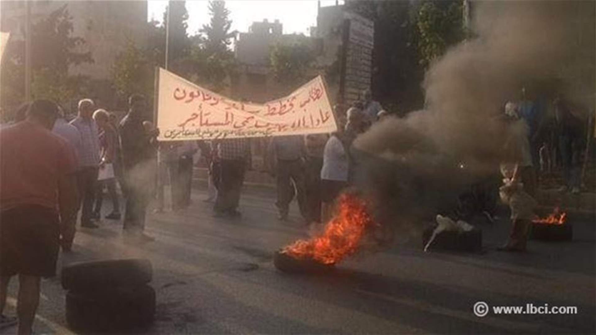 بالصور: إحراق الاطارات على اوتوستراد الكرنتينا
