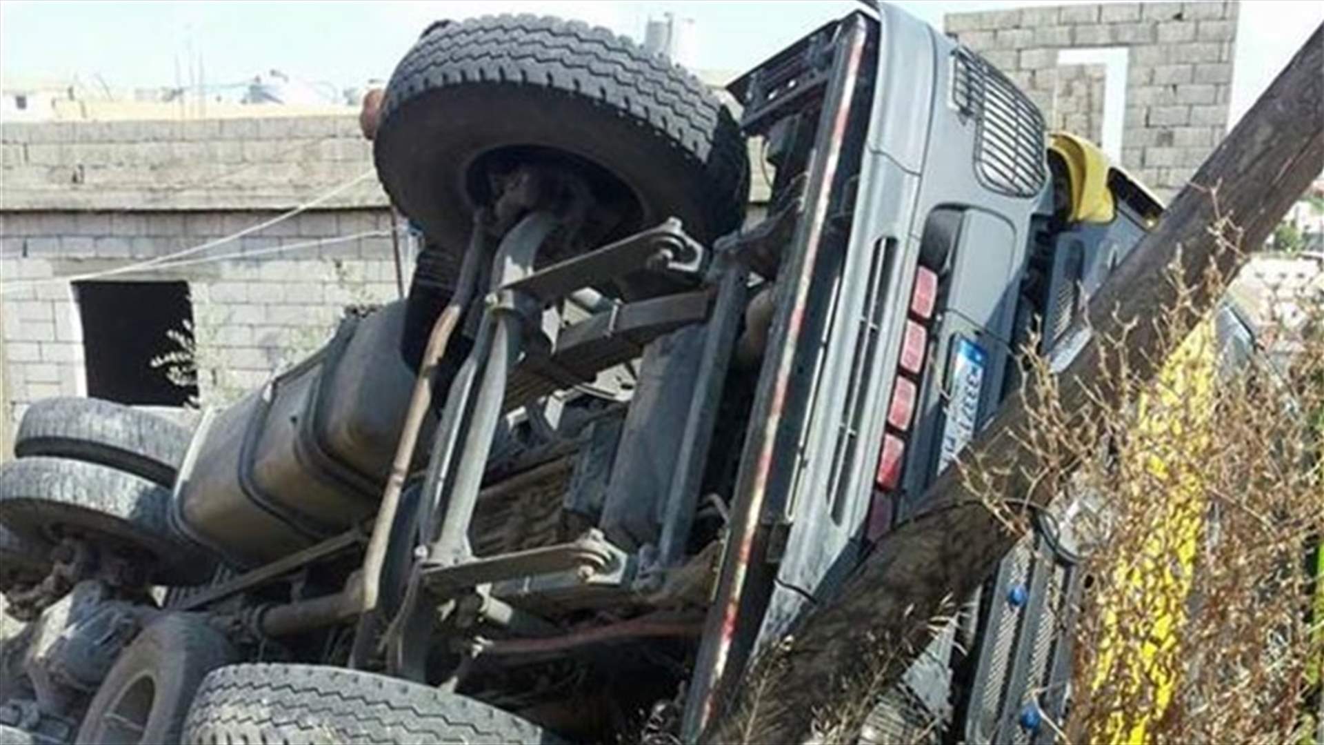 بالصور...انقلاب شاحنة في الصرفند