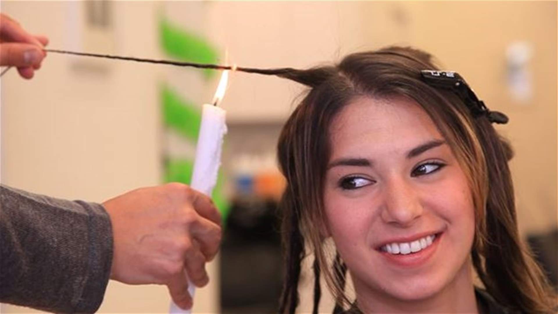 بالفيديو: حرق الشعر للتخلص من التقصف