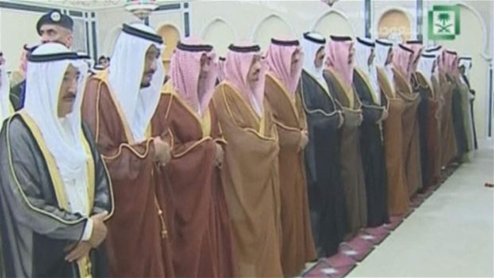 العاهل السعودي يؤدي "صلاة الميت" على الفيصل
